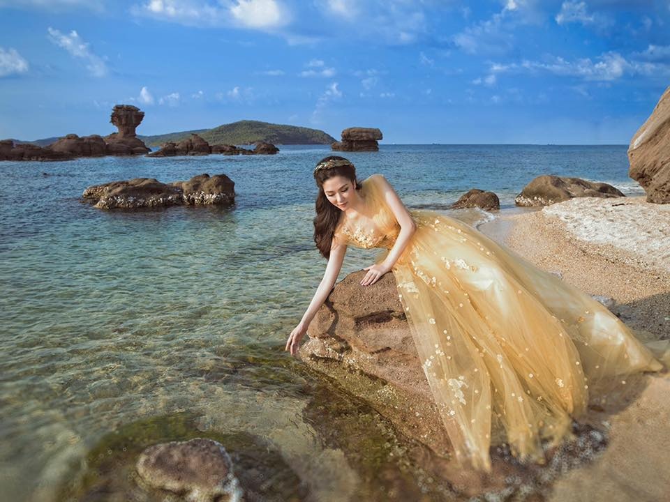 Hoa hậu Nguyễn Thị Huyền khoe nét gợi cảm mê hồn trước biển - 2 Được biết, bộ ảnh được thực hiện theo ý tưởng, Hoa hậu Việt Nam 2014 hoá thân thành nàng thơ trong show diễn Ngôn ngữ hoa của NTK Hoàng Hải. Trong bộ ảnh mới, Nguyễn Thị Huyền khoe nét đẹp không tuổi như bước ra từ những câu chuyện cổ vùng Địa Trung Hải khiến nhiều người ngưỡng mộ.