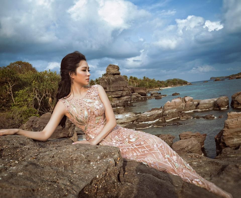 Hoa hậu Nguyễn Thị Huyền khoe nét gợi cảm mê hồn trước biển - 4 Nét đẹp đậm chất Á Đông của Nguyễn Thị Huyền cũng chình là nét riêng biệt khiến cô luôn được nhắc đến khi đặt cảnh các Hoa hậu Việt Nam khác. Và trong số các Hoa hậu Việt Nam thì Nguyễn Thị Huyền cũng được mệnh danh là người có cuộc sống kín tiếng nhất.