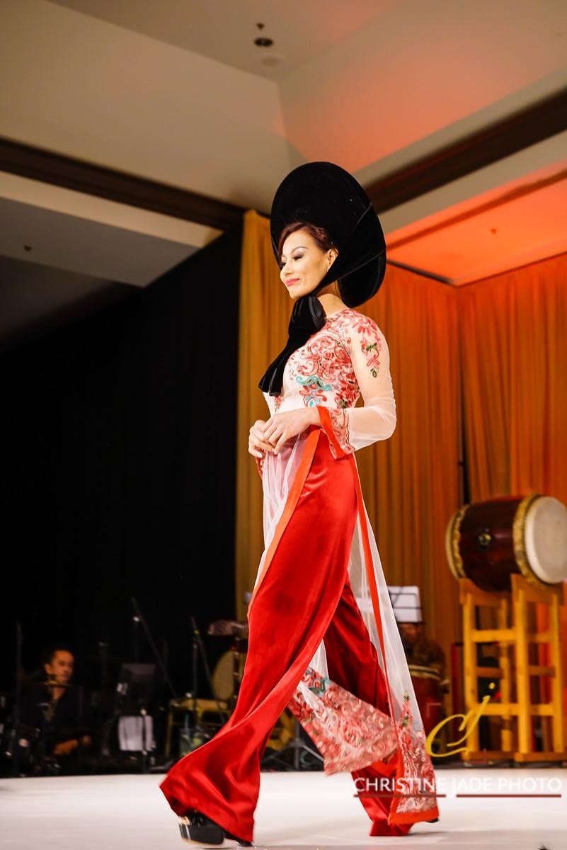 Áo dài của NTK Đức Hùng được người mẫu Tây trình diễn tại Mỹ - 12 Áo dài của NTK Đức Hùng được người mẫu Tây trình diễn tại Mỹ - 12