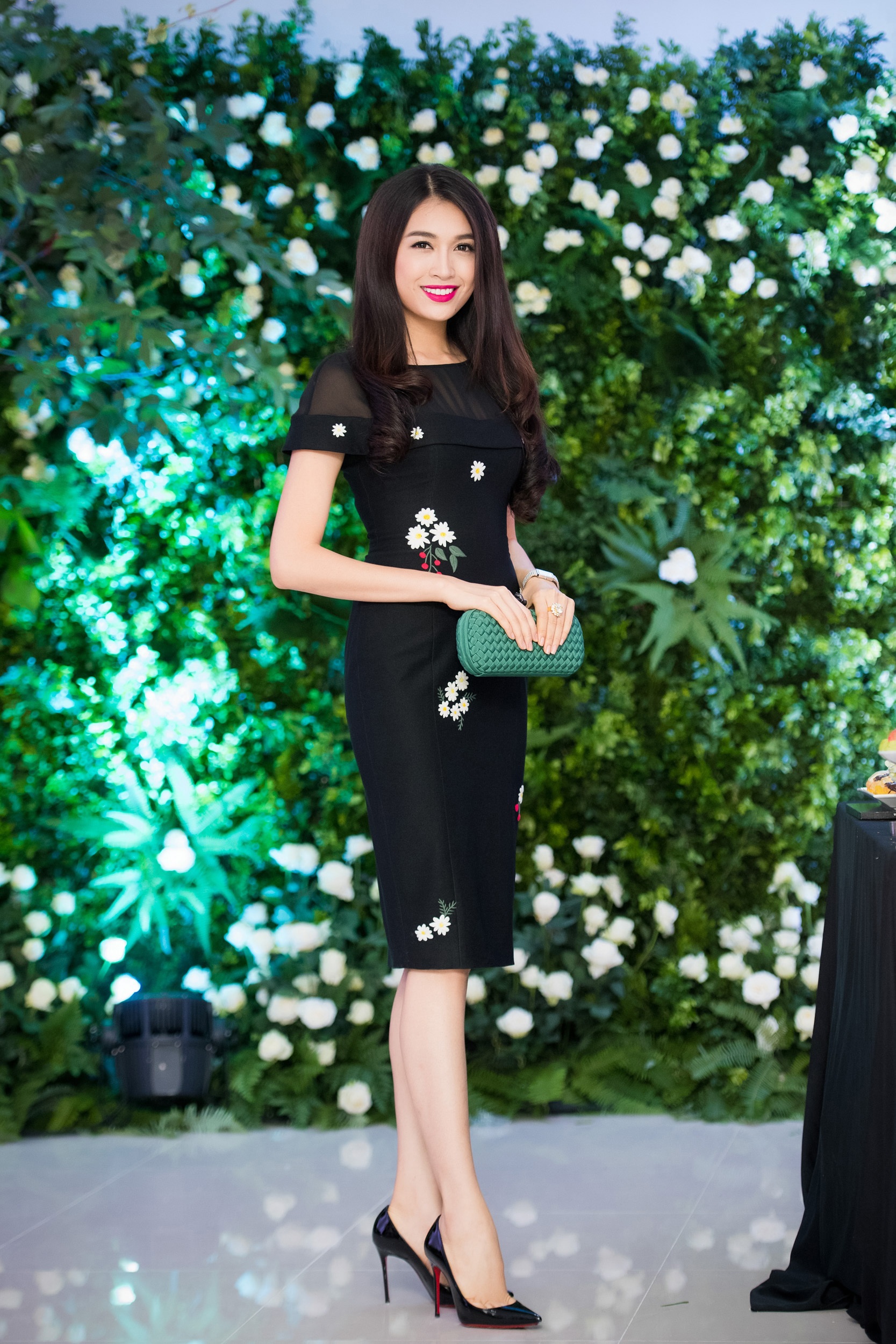 Á hậu Dương Tú Anh và Lệ Hằng bất ngờ tái ngộ tại Hà Nội - 3 Cả hai cùng chọn tông màu đen nhưng Tú Anh lại chọn chiếc đầm đen đính ngọc trai nữ tính và sang trọng còn Á hậu Lệ Hằng lại chiếc đầm bút chì ôm dáng tôn lên vẻ đep quyến rũ cũng như các đường cong cơ thể.