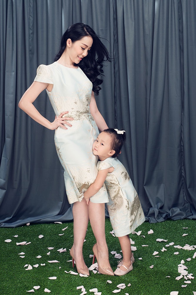 Con gái Linh Nga xinh xắn như bản sao của mẹ - 8 Bình thường, ngoài mẹ Linh Nga, Luna cũng rất quấn bà ngoại bởi bà chăm sóc cho cô bé từ bé.