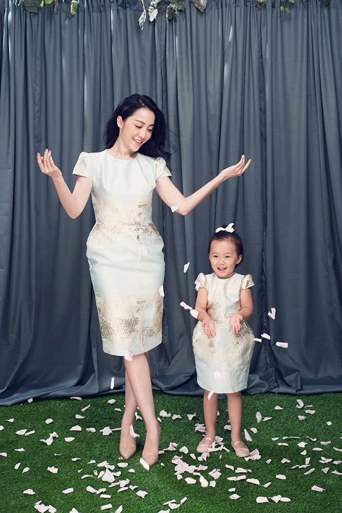 Con gái Linh Nga xinh xắn như bản sao của mẹ - 1 Hoà chung không khí ngày Quốc tế thiếu nhi 1/6 đang đến gần, “chim công làng múa” Linh Nga cùng cô con gái Luna vừa thực hiện một bộ ảnh đầy ấn tượng.