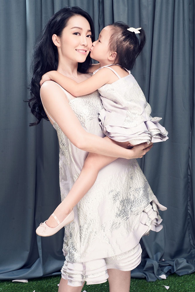 Con gái Linh Nga xinh xắn như bản sao của mẹ - 5
Chim công làng múa cũng bộc bạch quan điểm nuôi con: Tôi không đặt kỳ vọng con phải xuất sắc, hãy cứ bình thường nhất có thể. Nhiều đứa trẻ sinh ra trong gia đình đầy đủ thường có tính ỷ lại, môi trường dạy con độc lập khi mọi việc có thể. Trẻ em học trong trường quốc tế có xu hướng mạnh mẽ, tự tin song tôi lại muốn con gái nữ tính. Vì mình là phụ nữ, lại là nghệ sĩ nên sẽ hướng con gái giữ sự nhẹ nhàng, mềm mại của phái yếu.