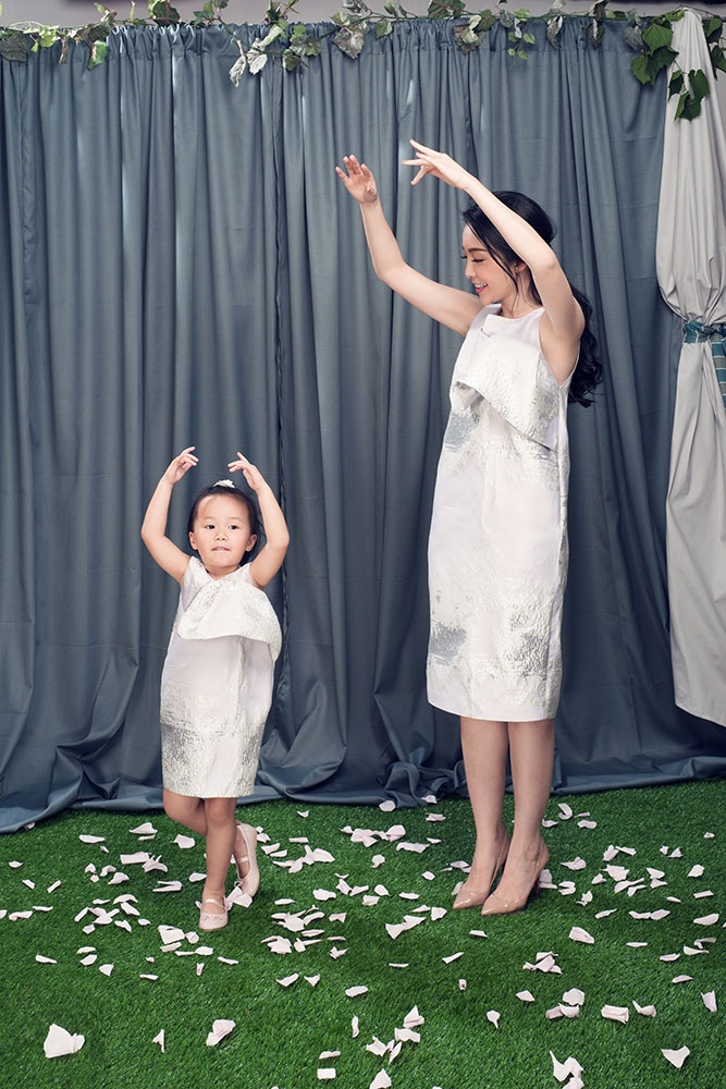 Con gái Linh Nga xinh xắn như bản sao của mẹ - 6 Linh Nga cho rằng, việc đón Luna trở thành thói quen nên dù có bận mấy, cô cũng đến trường học kịp giờ tan lớp của con.