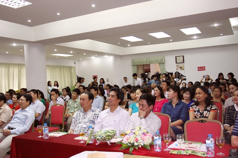 Đông đảo chính khách và bạn bè đến mừng tác giả Huy Hoàng ra mắt tập thơ Quà cho con. Ảnh: TV.