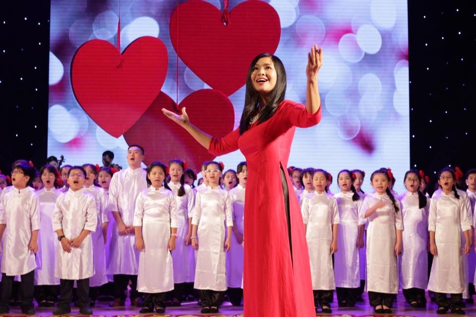 Nghệ sĩ Đặng Châu Anh: "Từ bé tôi đã nhút nhát, tự ti và không có gì đặc biệt" - 1 Nghệ sĩ Đặng Châu Anh với dàn hợp xướng thiếu nhi trong một sự kiện. Ảnh: ĐCA.