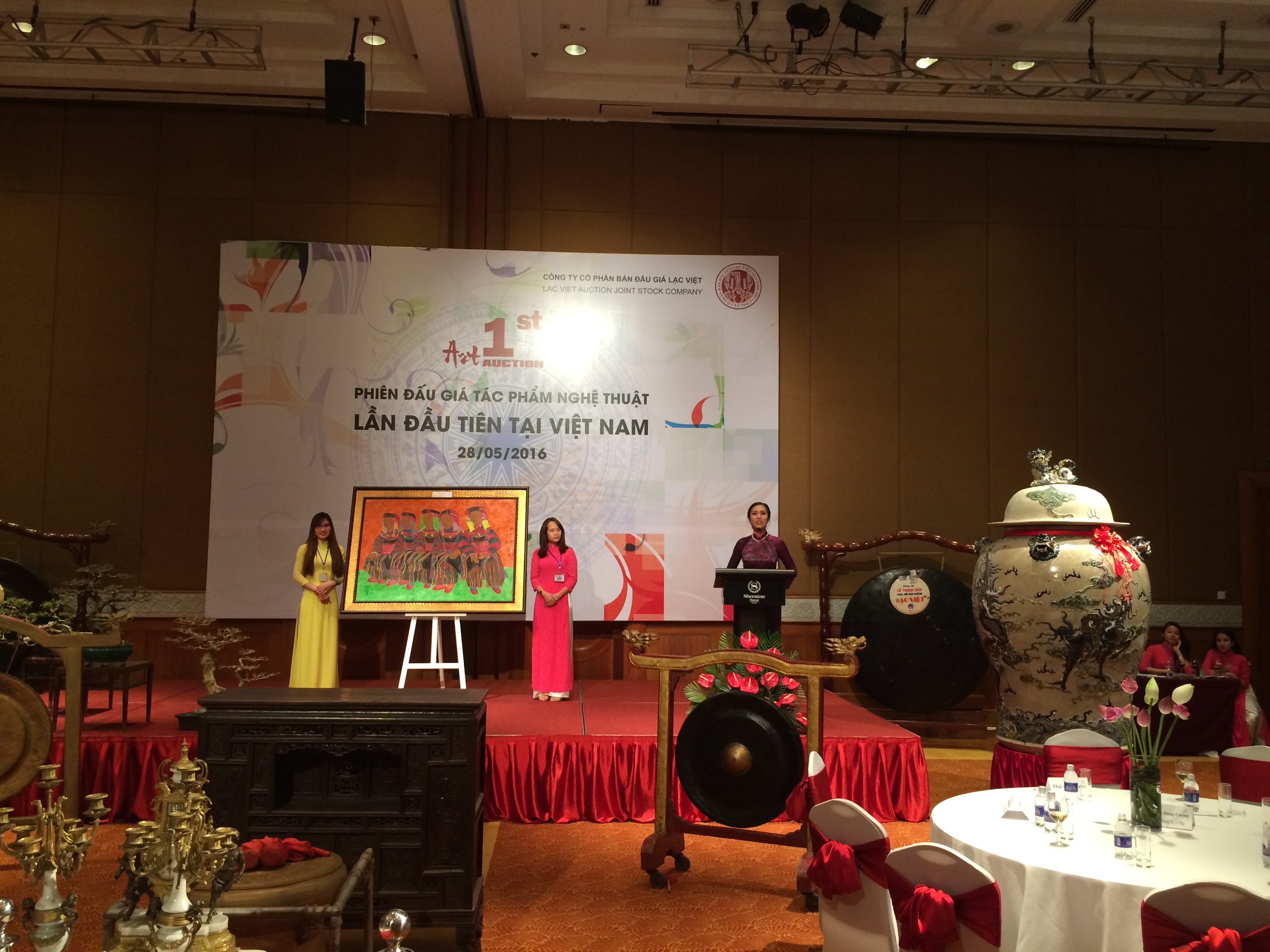 Đây là phiên đấu giá các tác phẩm nghệ thuật lần đầu tiên được tổ chức tại Việt Nam. Ảnh: HM.