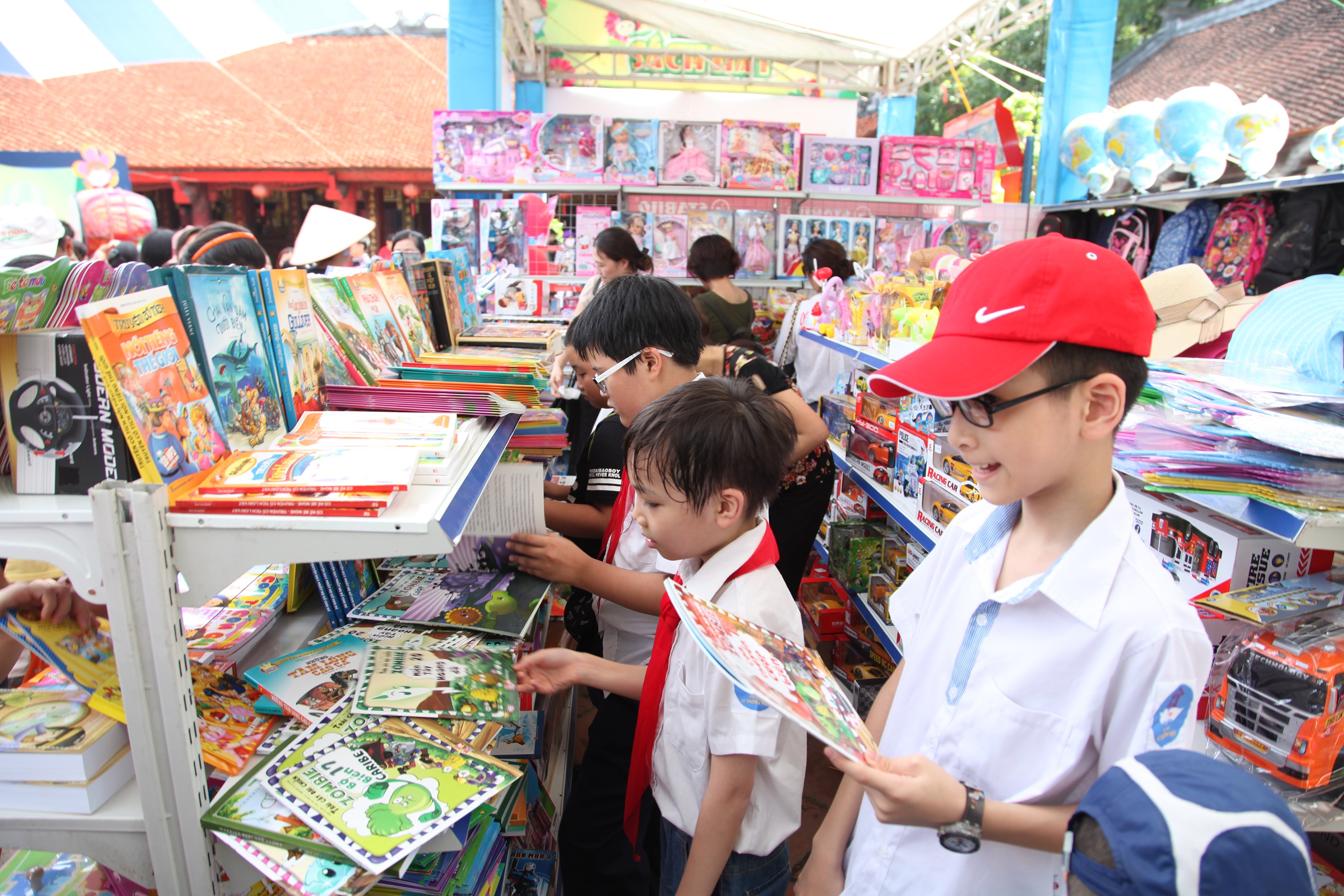 Các độc giả nhí rất háo hức vì được đọc nhiều loại sách yêu thích.