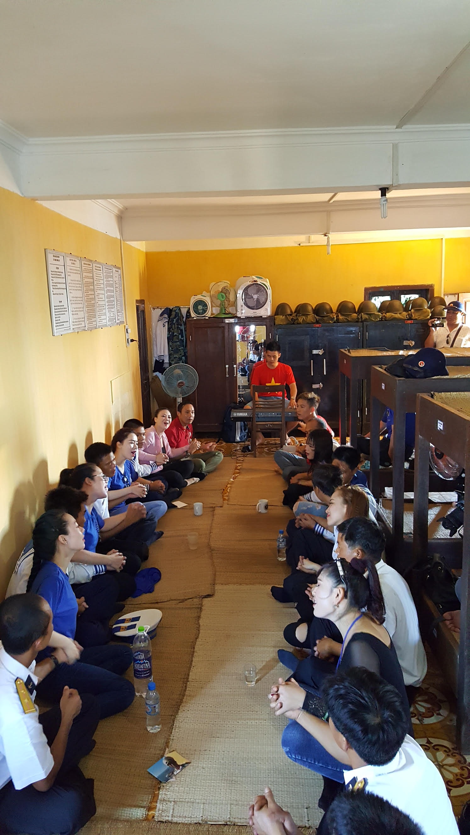 NSƯT Minh Ánh: “Nếu không được chồng ủng hộ, tôi đã gặp rất nhiều khó khăn” - 2 Cảnh các ca sĩ trong đội văn nghệ xung kích nắm chặt tay các chiến sĩ hát say sưa trong khuôn viên hết sức chật hẹp của đảo. Ảnh: M.A.