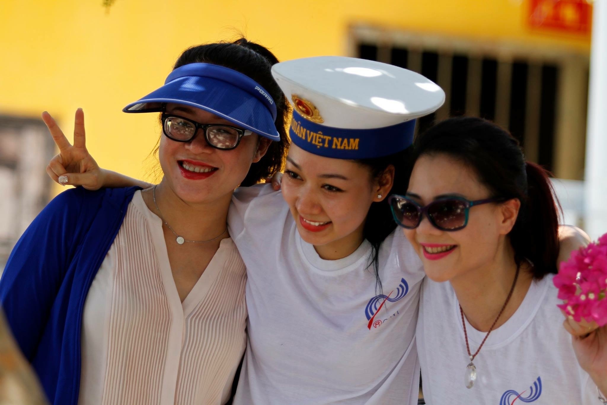 NSƯT Minh Ánh chụp ảnh kỷ niệm cùng thành viên đoàn. Ảnh: M.A.