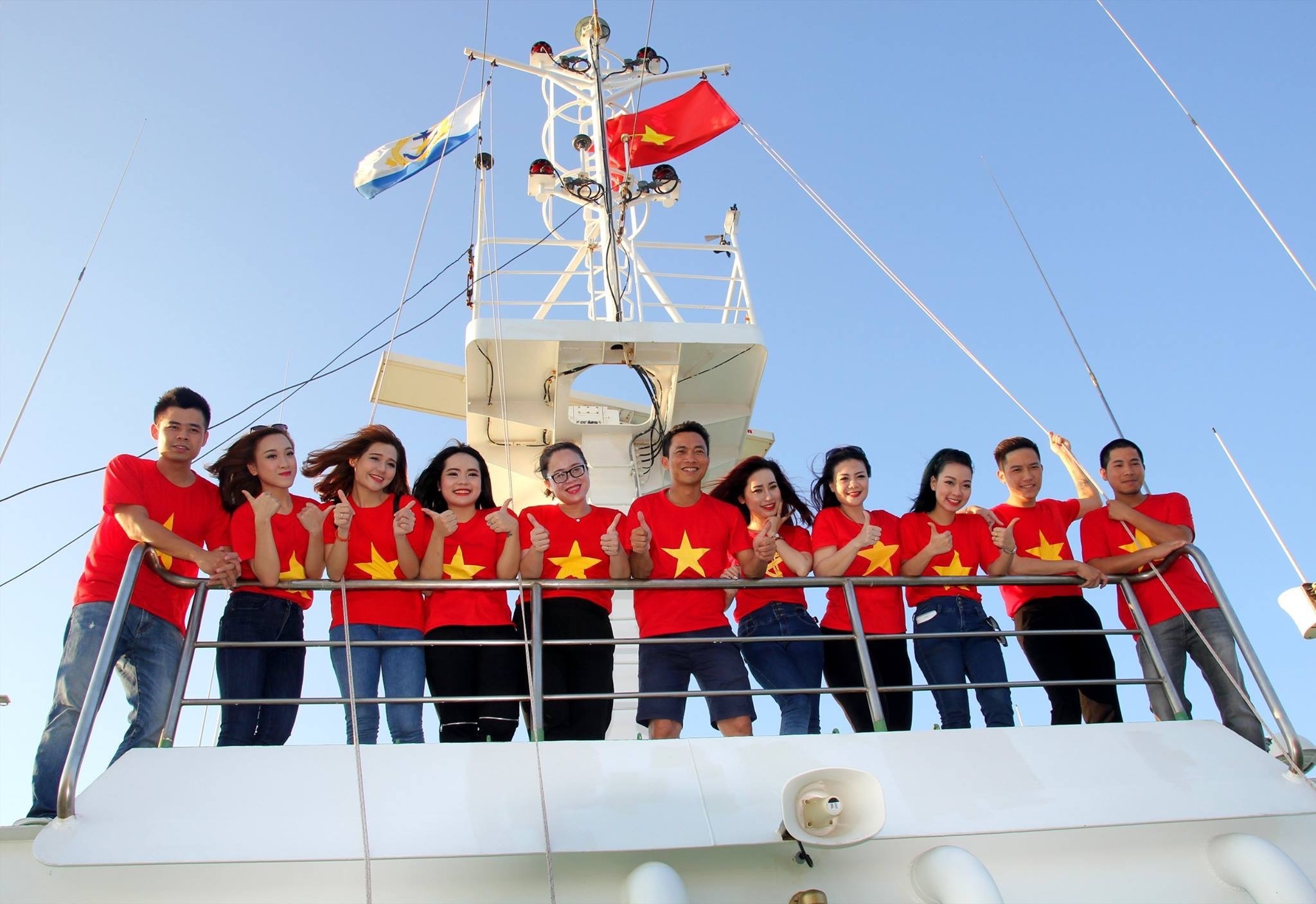 
NSƯT Minh Ánh (thứ 5, trái sang) cùng đội văn nghệ xung kích trên tàu đi ra đảo Trưởng Sa phục vụ các cán bộ, chiến sĩ. Ảnh: M.A.
