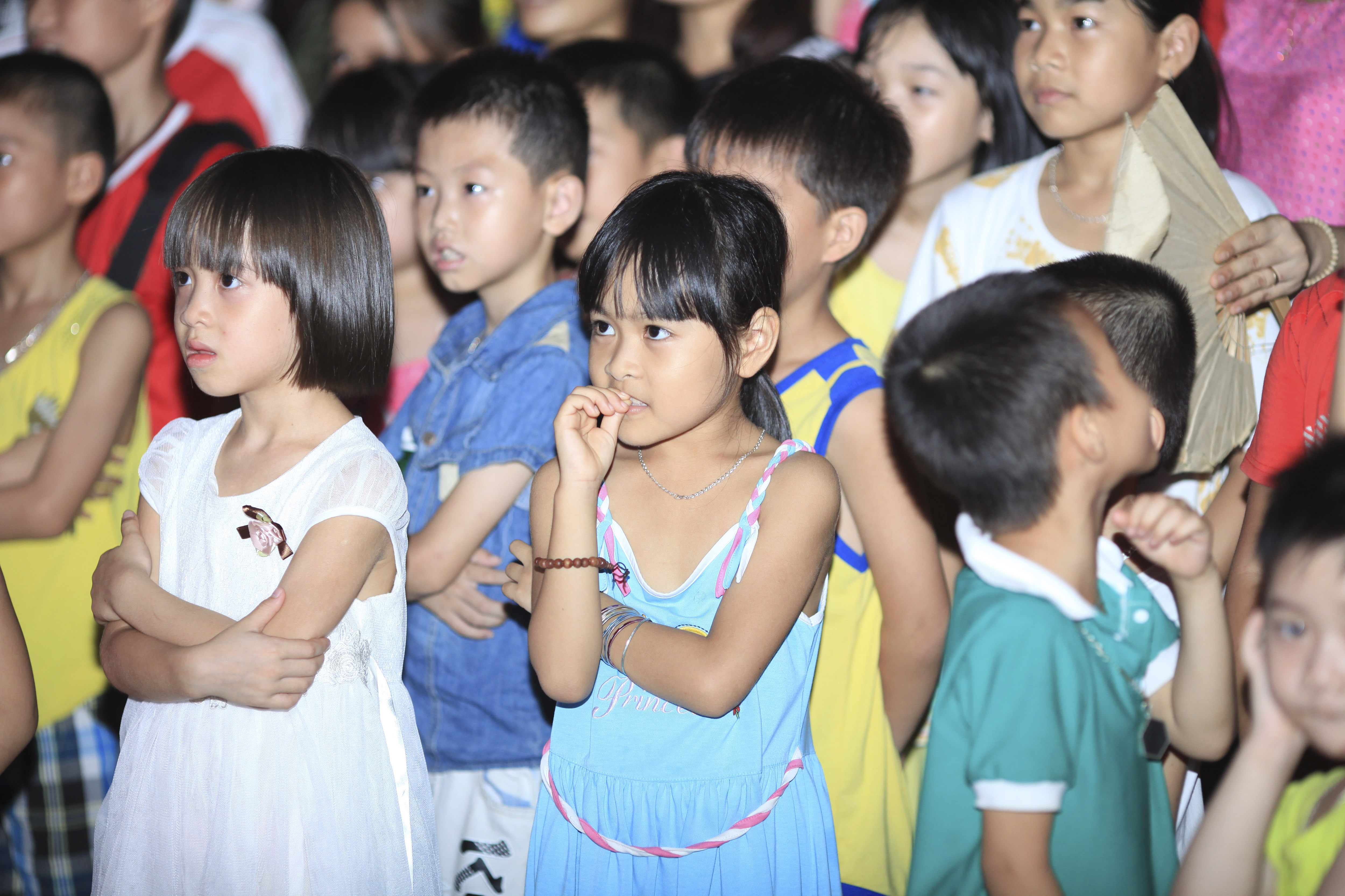 Quảng Bình: Các em nhỏ hào hứng được xem xiếc ngoài trời - 11 Chương trình kết thúc vẫn còn rất nhiều bạn trẻ nán lại đề chờ được xem thêm.