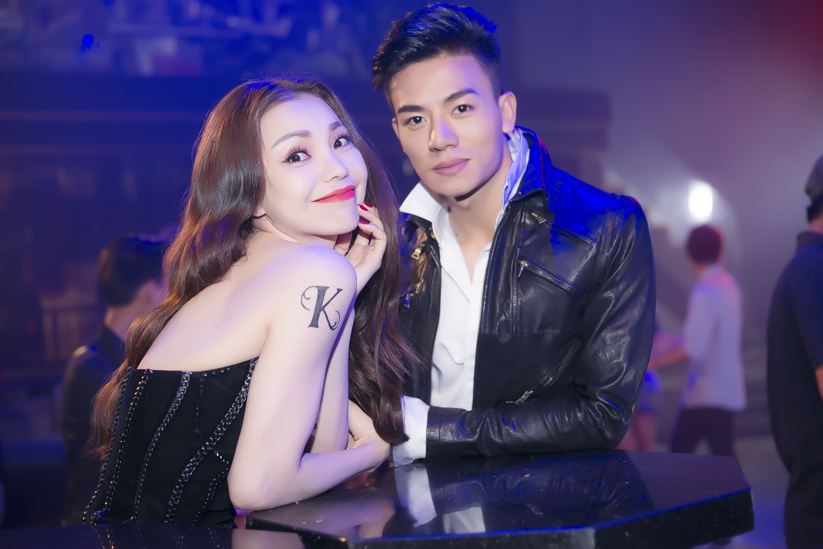 Trà Ngọc Hằng, Hiếu Nguyễn hôn nhau nóng bỏng trước mắt hàng trăm người - 3 Khi trở về, cô đã bị chinh phục bởi một chàng trai và đã cùng chàng trao nhau nụ hôn cực kỳ nóng bỏng trong một đêm hội. Chàng trai đó chính là Hiếu Nguyễn.