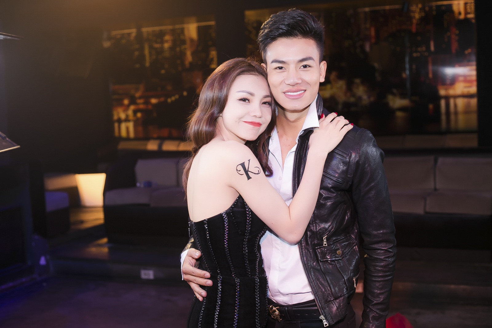 Trà Ngọc Hằng, Hiếu Nguyễn hôn nhau nóng bỏng trước mắt hàng trăm người - 8 Trong dự án mới này, Trà Ngọc Hằng cũng đã xây dựng một hình ảnh mà cô khẳng định sẽ theo đuổi trong sự nghiệp ca hát tới đây, đó là hình ảnh bốc lửa, nóng bỏng và cực kỳ quyến rũ với vũ đạo lôi cuốn.