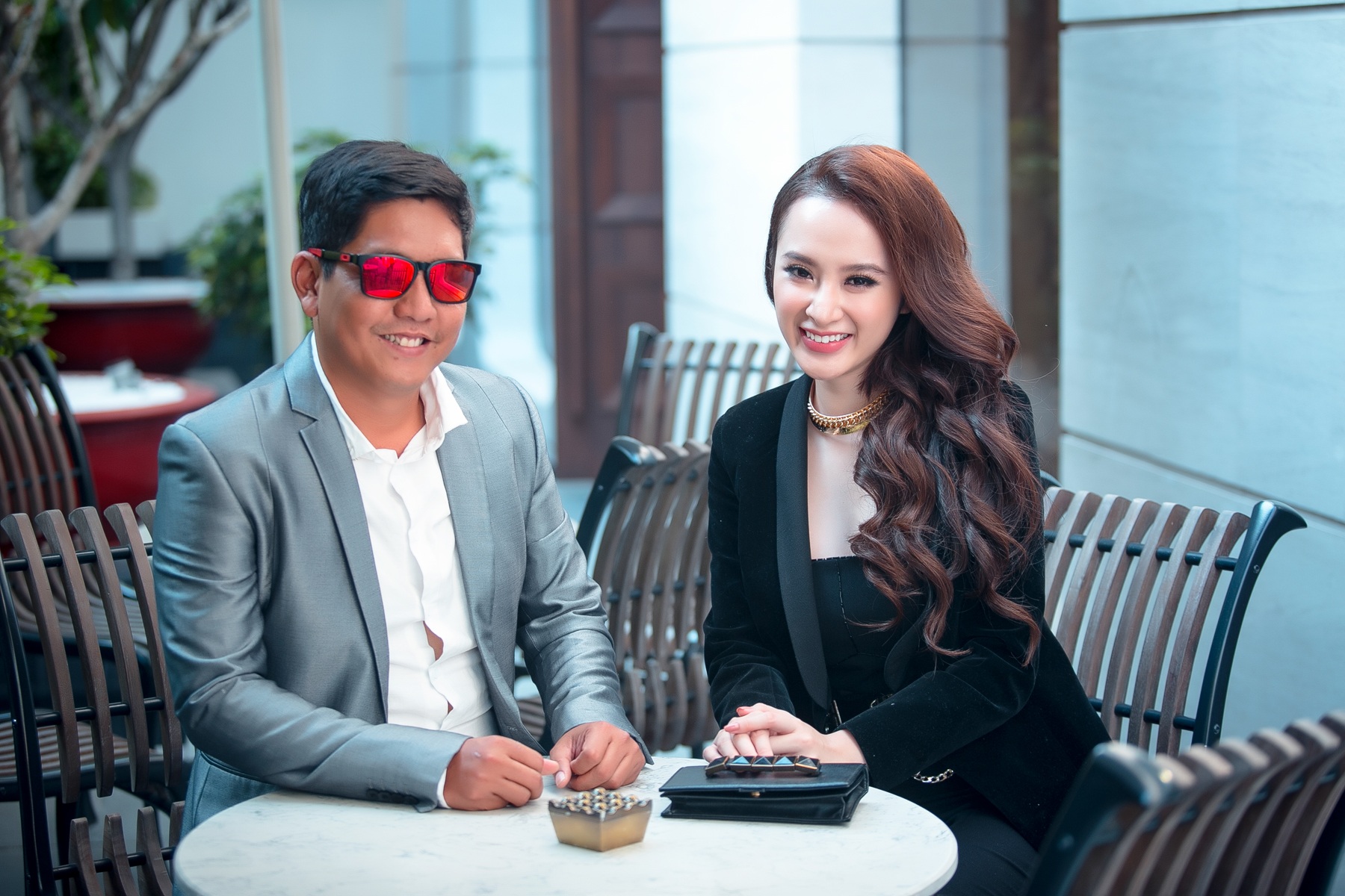Đạo diễn Đức Thịnh tìm bạn trai cho Angela Phương Trinh - 2 Đạo diễn Đức Thịnh chia sẻ về nhân vật: “Bách là một công tử đẹp trai, con nhà giàu, với nền tảng có học thức tuy có chút hiếu động phá phách nhưng tâm hồn lại đa cảm, đàn hay hát giỏi. Có thể nói đây là một thanh niên 9x sành điệu, ăn chơi nhưng không đáng ghét. Chúng tôi cần tìm một diễn viên nam từ 20-27 tuổi, vóc dáng thư sinh, không nói ngọng và biết diễn xuất”.