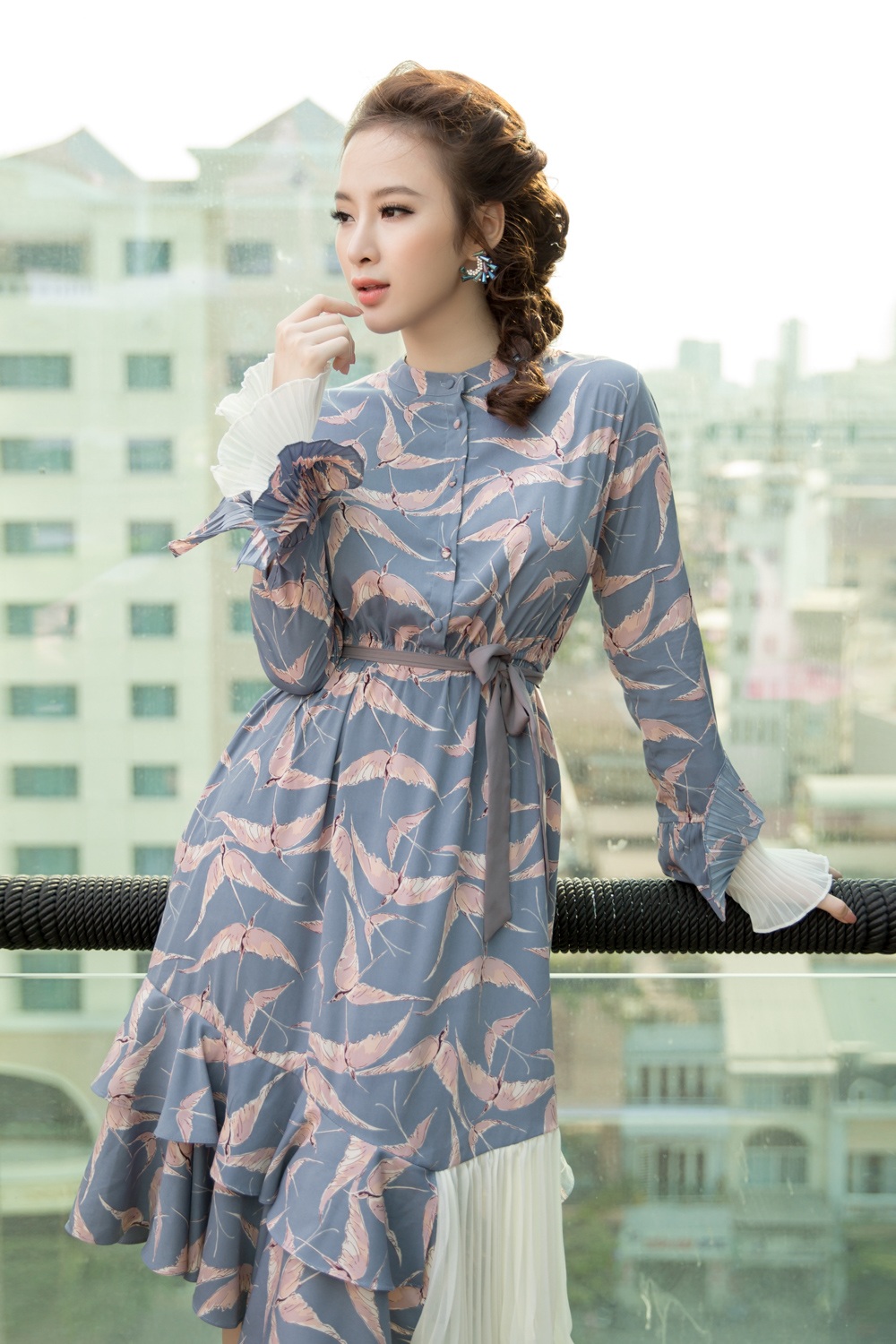 Đạo diễn Đức Thịnh tìm bạn trai cho Angela Phương Trinh - 3
“Sứ mệnh trái tim” là câu chuyện tình yêu của những con người đặc biệt trong bối cảnh đặc biệt miền cao nguyên miền Trung, với rất nhiều điều bất ngờ thú vị. Hiện tại dàn diễn viên của phim đã khá ổn.