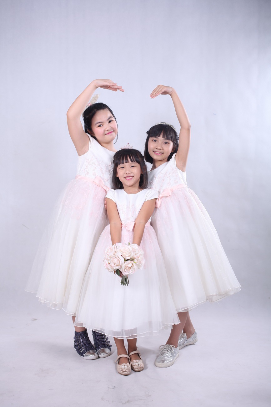 Thái Thùy Linh lần đầu "tung ảnh" chụp với con riêng của chồng - 7 Dù khá bận rộn với việc gia đình và những dự án riêng nhưng được biết, mùa hè này chị đã nhận lời tham gia chương trình Nhí tài năng 2016 với vai trò huấn luyện viên thanh nhạc cho các thí sinh.
