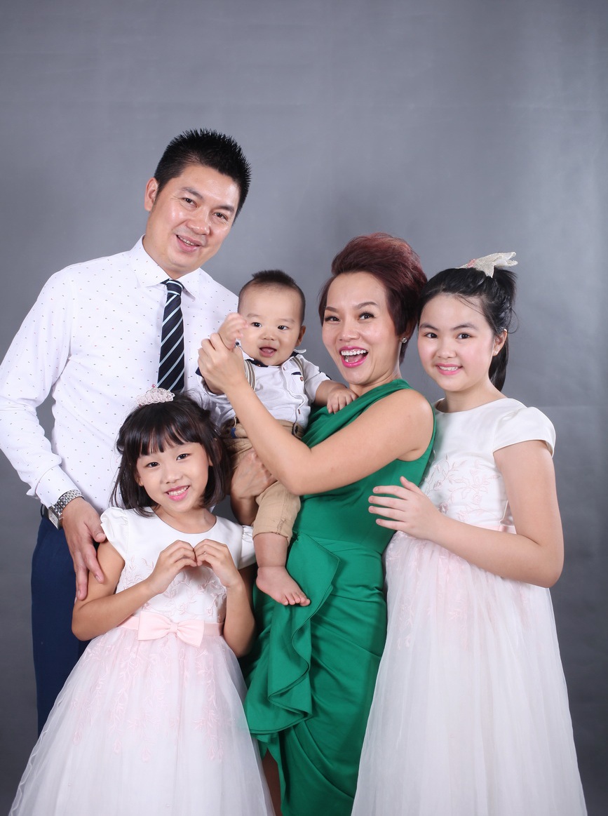 Thái Thùy Linh lần đầu "tung ảnh" chụp với con riêng của chồng - 2 Thái Thùy Linh đang có một tổ ấm thực sự với ông xã Ngô Quang Cường là giám đốc một công ty tổ chức sự kiện ở Hà Nội. Thái Thùy Linh có con gái Thái An hơn 8 tuổi, ông xã của cô cũng có con riêng. Tuy không ở cùng vợ chồng Thái Thuỳ Linh nhưng hai người cũng dành nhiều thời gian, tâm sức để đồng hành cùng cô con gái lớn này.