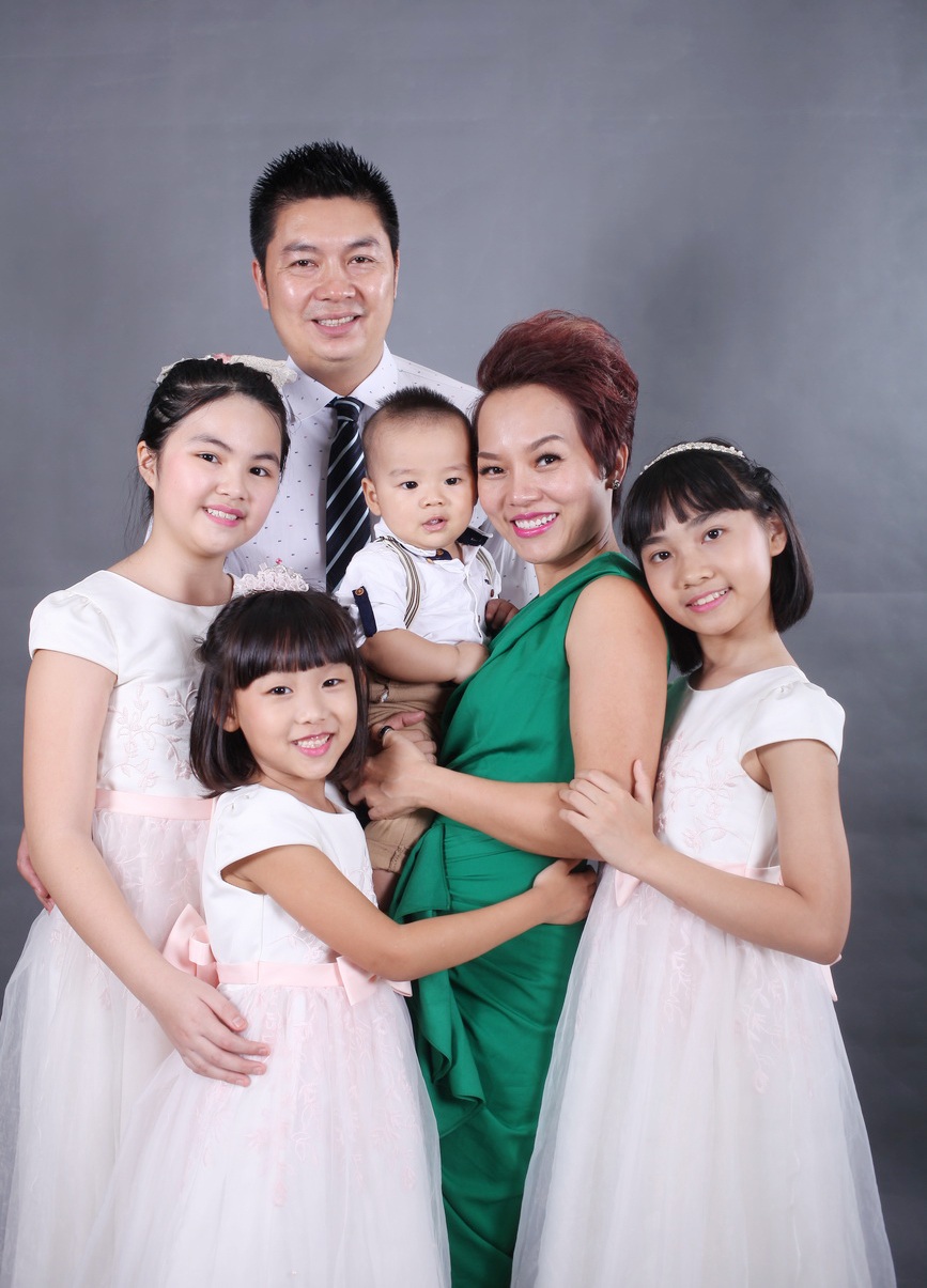 Thái Thùy Linh lần đầu "tung ảnh" chụp với con riêng của chồng - 4 Hiện, vợ chồng Thái Thuỳ Linh còn nhận đỡ đầu cho một vài em nhỏ khác nên hiện tại, cặp đôi có rất nhiều con. Trong những bức hình mới, bên cạnh Thái An, con trai và con gái của ông xã còn có cô con gái nuôi đang sống chung với vợ chồng nữ ca sĩ.