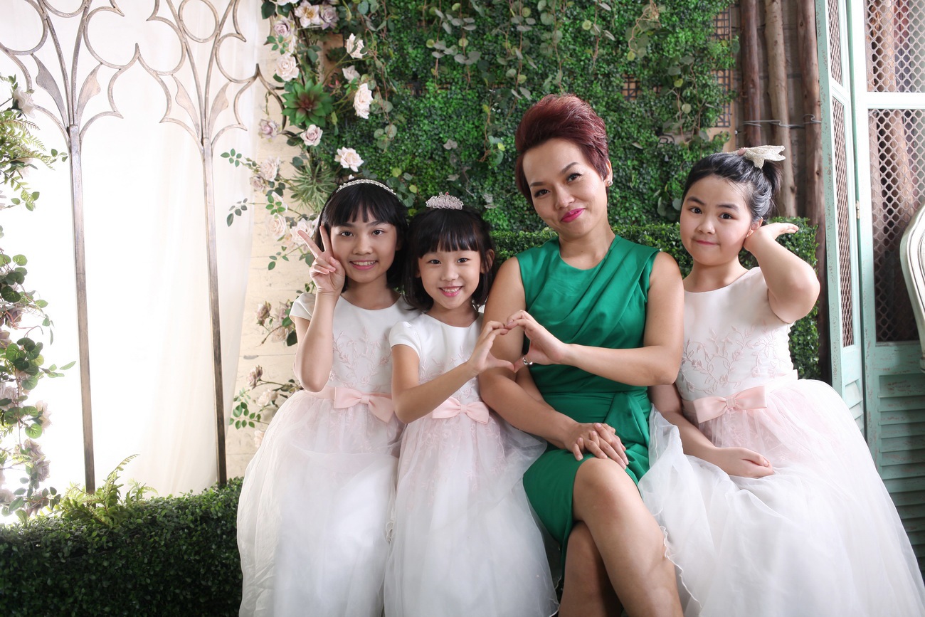 Thái Thùy Linh lần đầu "tung ảnh" chụp với con riêng của chồng - 5 Thái Thùy Linh chia sẻ: “Hiện giờ, vợ chồng tôi đang lo chuyện học của 3 đứa con và 3 đứa cháu cả nội lẫn ngoại. Tôi vẫn thường nói vui rằng, người ta 1 cộng 1 bằng 2 còn nhà tôi 1 cộng 1 bằng 7. Tại vì có con anh, con em, con chúng ta là 3 rồi, lại có cháu của anh, cháu của em nữa. Trước đây còn có con nuôi của anh và con nuôi của em, những đứa trẻ vợ chồng tôi nhận đỡ đầu trong những lần làm từ thiện”.