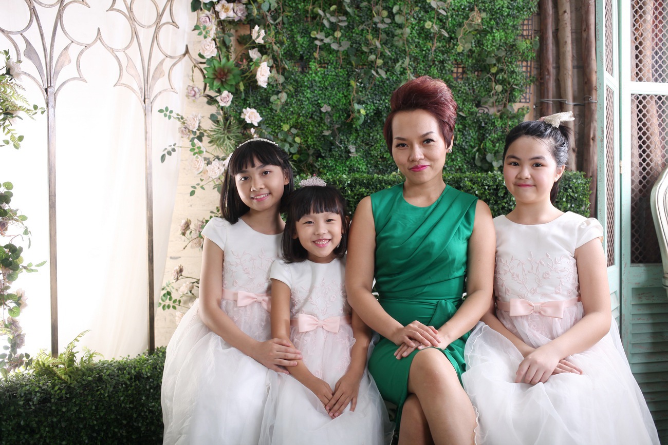 Thái Thùy Linh lần đầu "tung ảnh" chụp với con riêng của chồng - 3 Ông xã Thái Thuỳ Linh dành nhiều thời gian để trò chuyện để hiểu và bù đắp những thiệt thòi của con gái. Trong nhiều lần tâm sự, anh cho hay, con gái đem đến cho anh sức mạnh, giúp anh vượt qua những vứt vả, khó khăn và là động lực để anh có thể làm tốt các công việc và dự định.