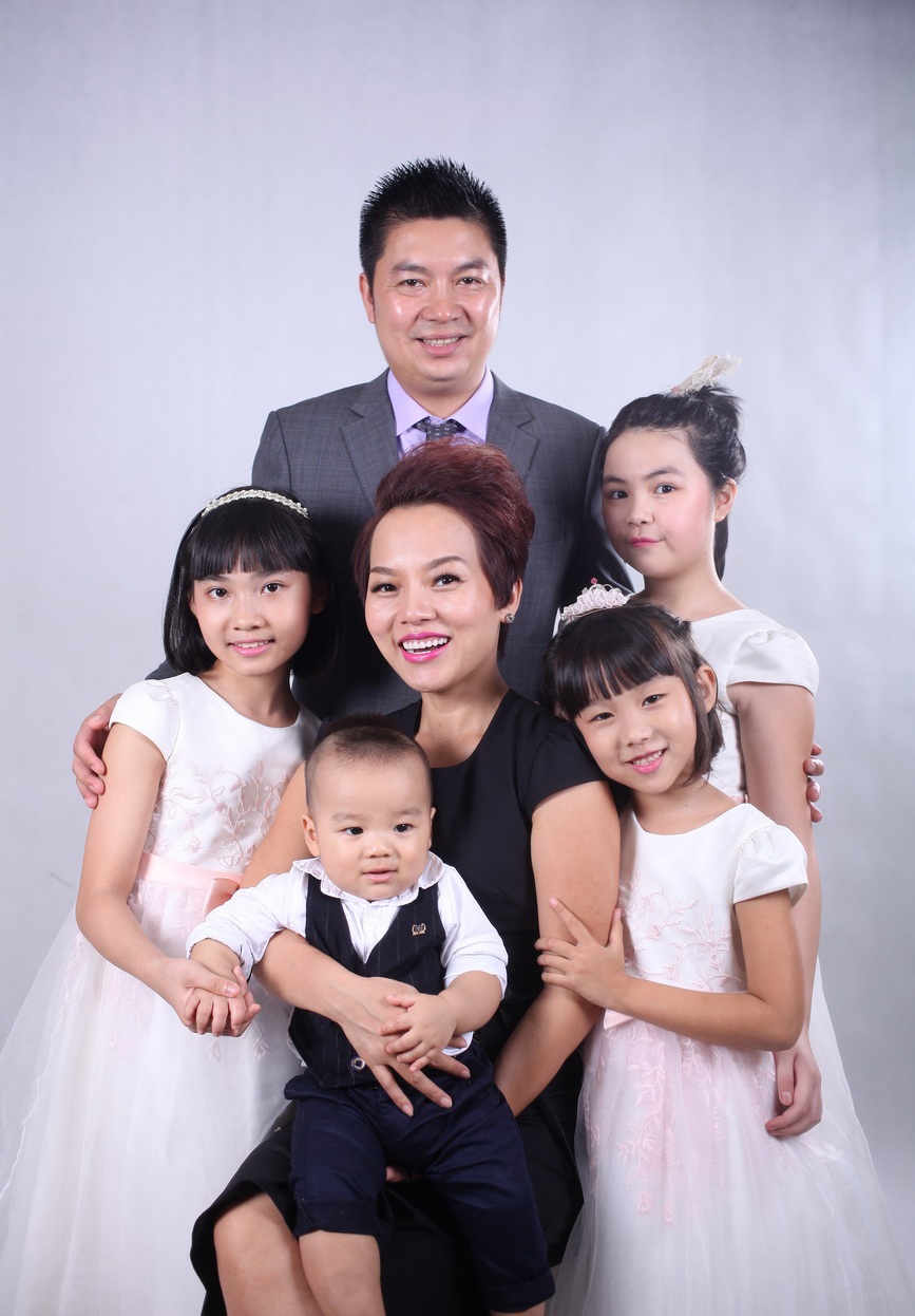 Thái Thùy Linh lần đầu "tung ảnh" chụp với con riêng của chồng - 1 Trong 2 năm gần đây, khán giả thấy ca sĩ Thái Thùy Linh dường như tươi trẻ và tràn đầy sức sống hơn, đó là nhờ cô đang làm chủ một cuộc sống viên mãn. Ngay sau khi sinh bé Minh Mập, Thùy Linh được ông xã cưng chiều hơn, phần lớn những buổi diễn của cô đều có ông xã đi cùng.
