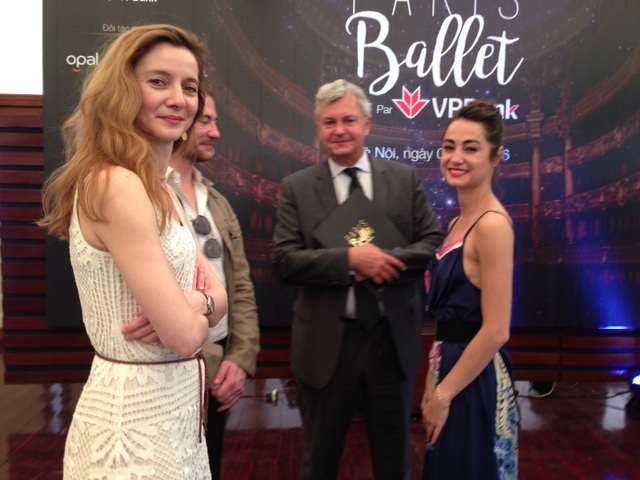 Agnès Letestu trò chuyện vui vẻ cùng Mathilde Froustey sau buổi gặp gỡ. Ảnh: HTL.