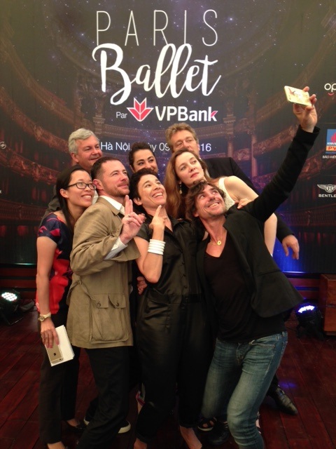 Các nghệ sĩ trong buổi gặp gỡ báo chí sáng nay. Ảnh: HTL.