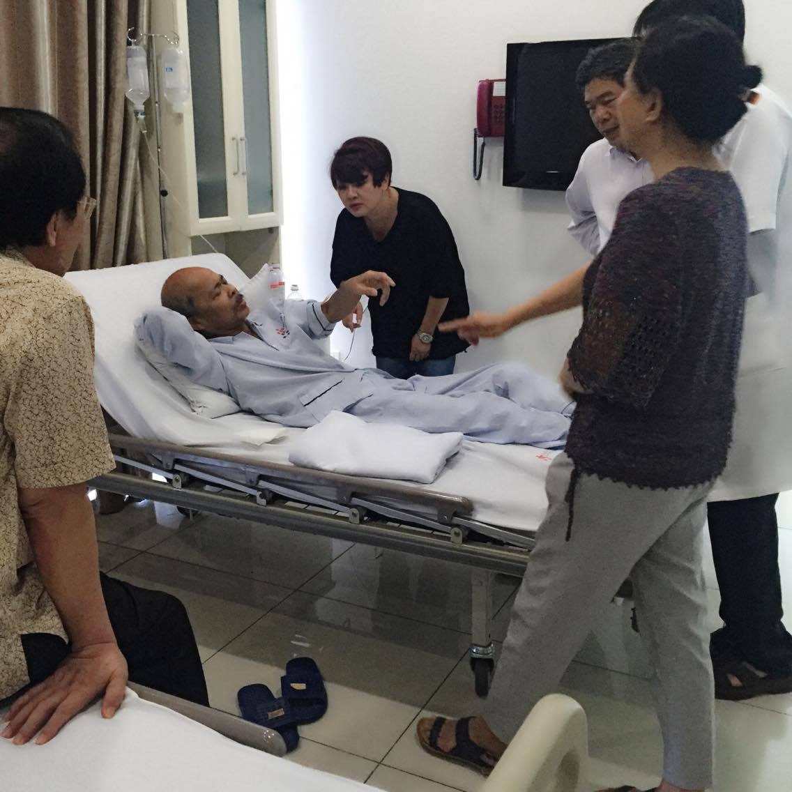 “Chuyện ra đi của nghệ sĩ Hán Văn Tình chỉ còn tính từng ngày” - 1 Những ngày nằm trên giường bệnh, nam nghệ sĩ luôn sợ cô đơn. Ảnh: TM.