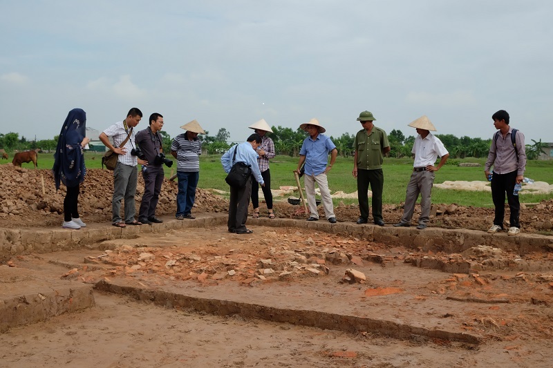 Lần đầu tiên phát hiện dấu vết lầu bát giác thời Trần ở Nam Định - 1 PGS.TS Nguyễn Giang Hải - Viện trưởng Viện Khảo cổ học và các chuyên gia tại địa điểm khai quật khảo cổ. Ảnh: VKC.