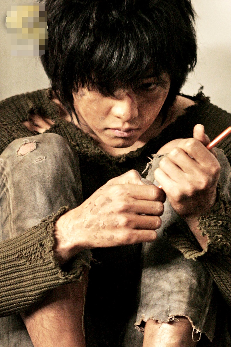 Vì sao Song Joong Ki “Hậu duệ mặt trời” lại được chọn vai “người sói”? - 2 Song Joong Ki vào vai “Cậu bé người sói”.
