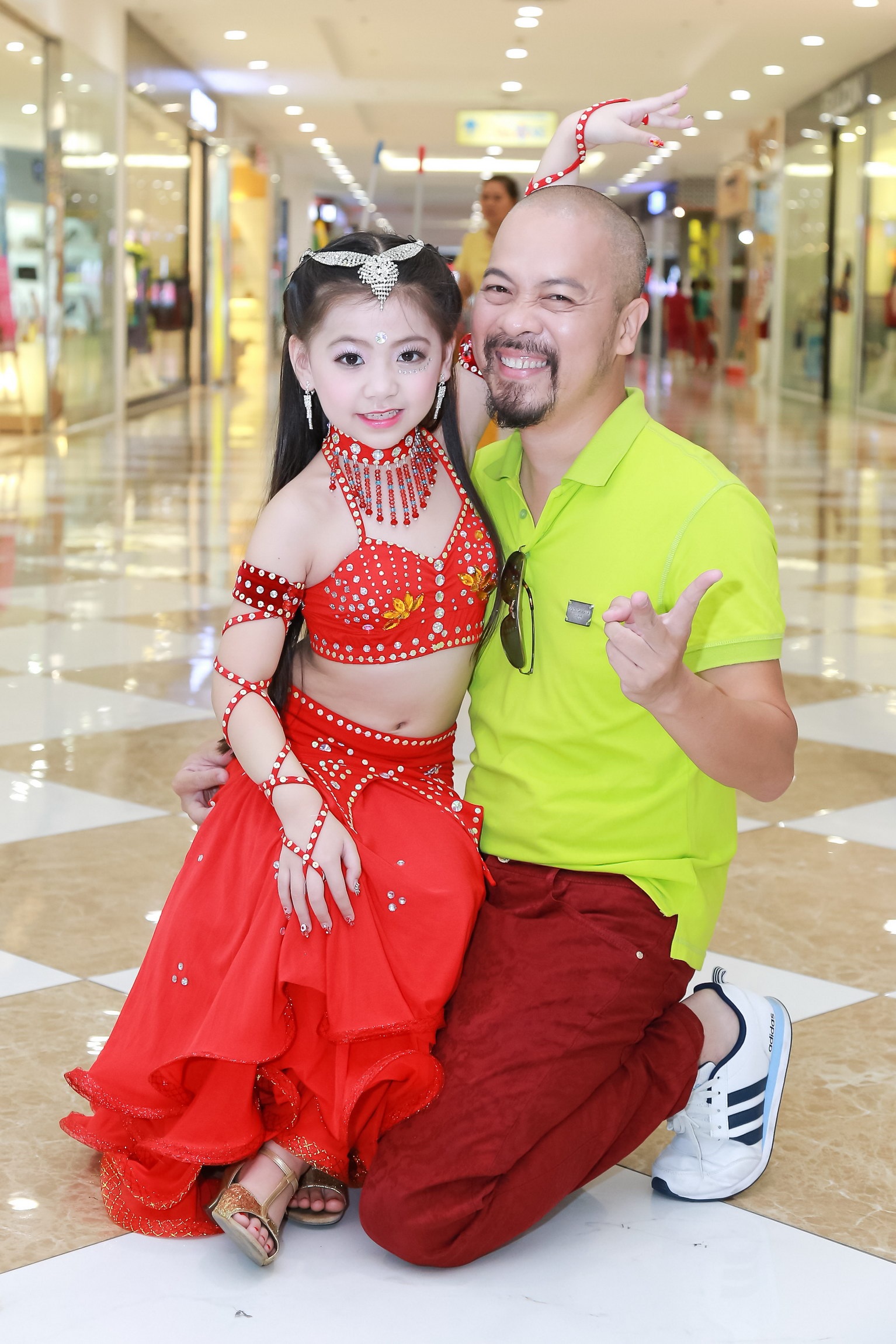 Nữ giám khảo Ngọc Khuê đã đề nghị bé Nhi thể hiện thêm một ca khúc để nghe rõ hơn giọng hát và bé chọn thể hiện một đoạn trong bài hát “Tuổi thơ con”. Các vị giám khảo đã khen ngợi phần biểu diễn của bé Nhi, chỉ có nghệ sĩ Đức Hùng góp ý với bé Nhi rằng, bé nên “tiết chế” lại một số những động tác vung tay, nhún nhảy thì phần trình diễn sẽ hoàn hảo hơn.