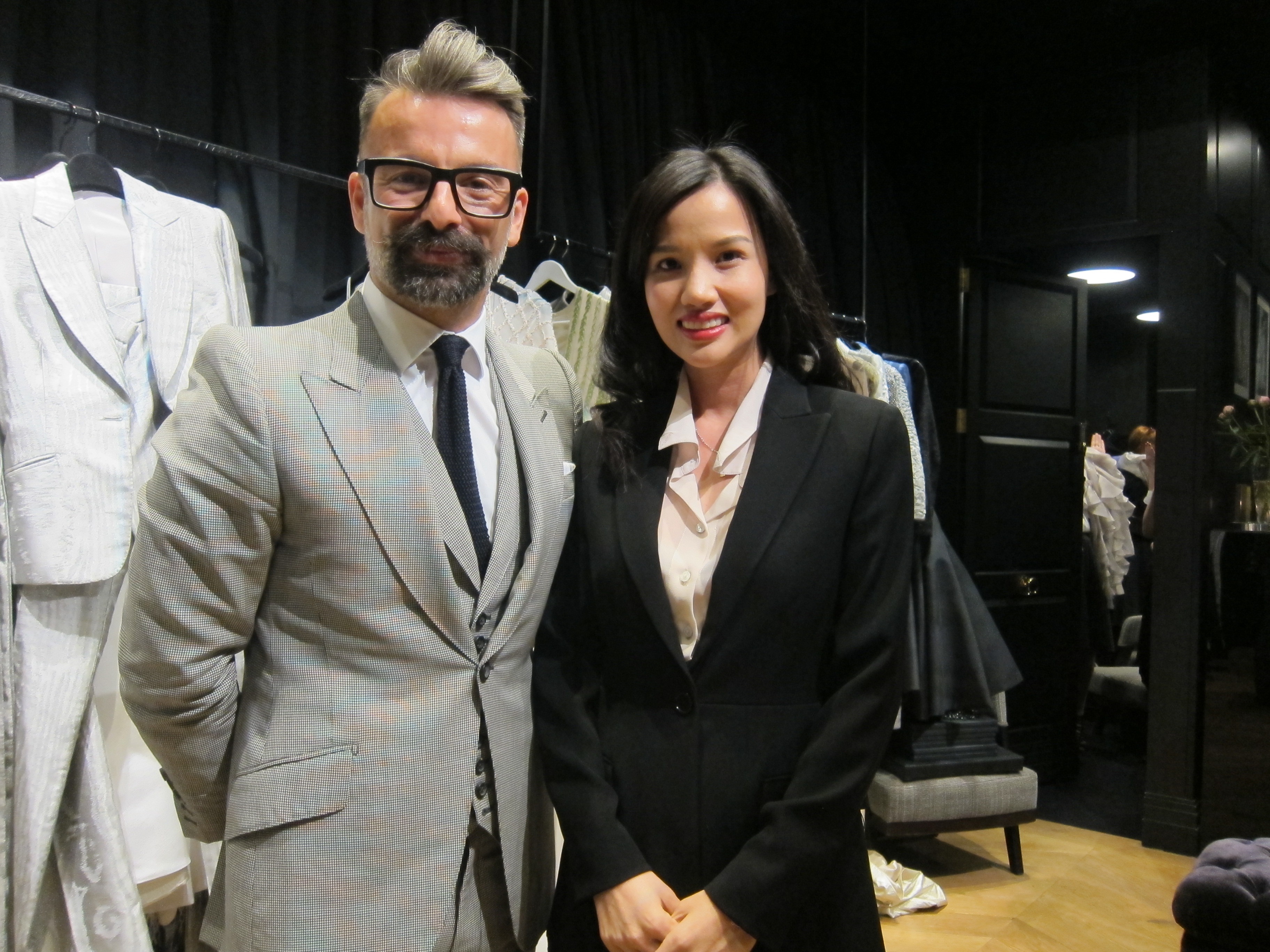 
Trung tuần tháng 6 vừa qua, “cặp đôi vàng” của làng điện ảnh là Dustin Nguyễn và Bebe Phạm đã có chuyến đi tới châu Âu. Ngày 15/6, cả hai đã được gặp gỡ stylist Rachel Trevor Morgan (là stylist cua Kate Moss, Lý Băng Băng...) và nhà thiết kế couture Nicolas Oakwell để được tư vấn về phục trang ngày 16/6.
