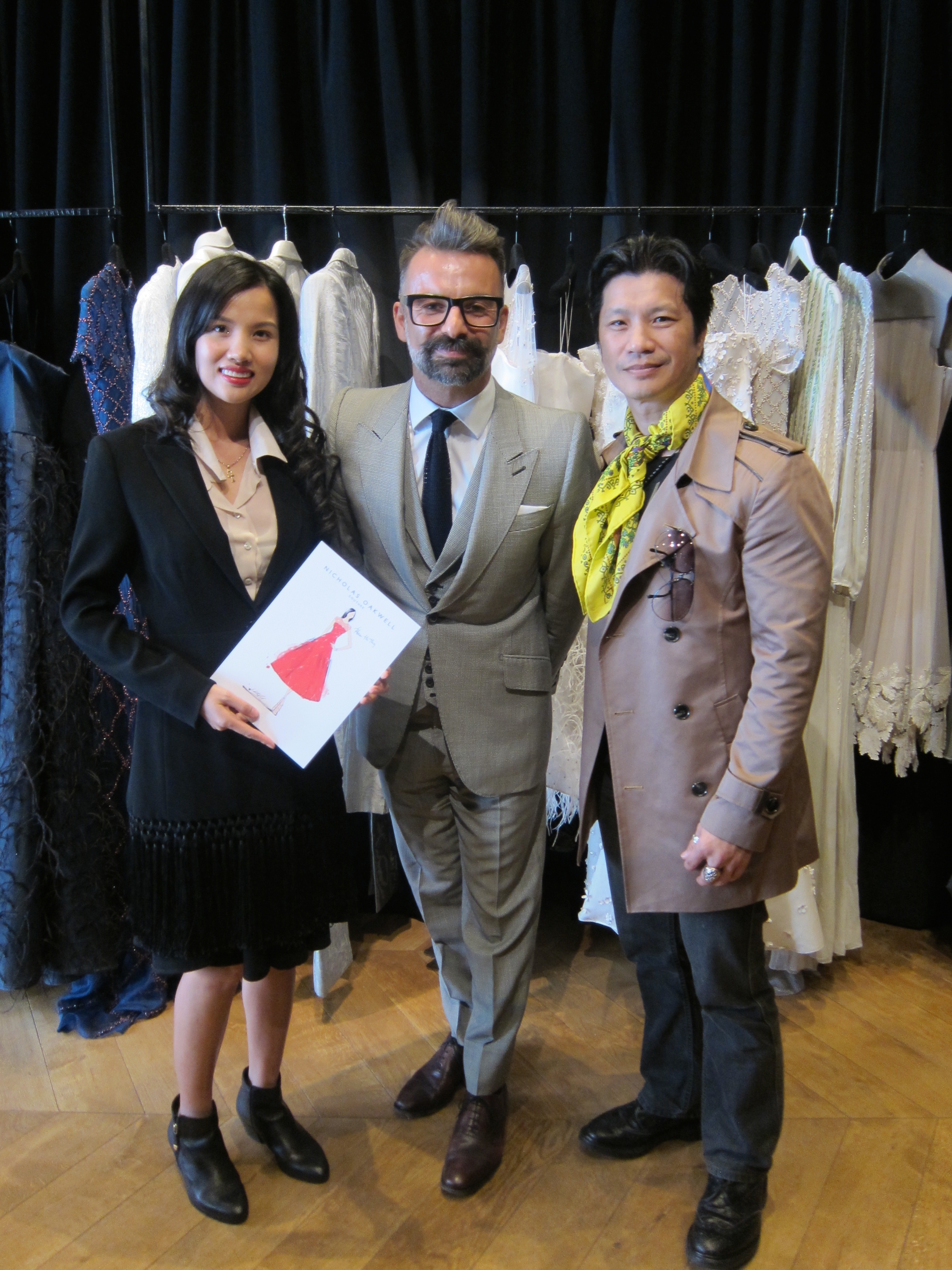 Bebe Phạm được nhà thiết kế Nicolas Oakwell tặng một mẫu thiết kế váy mới nhất.