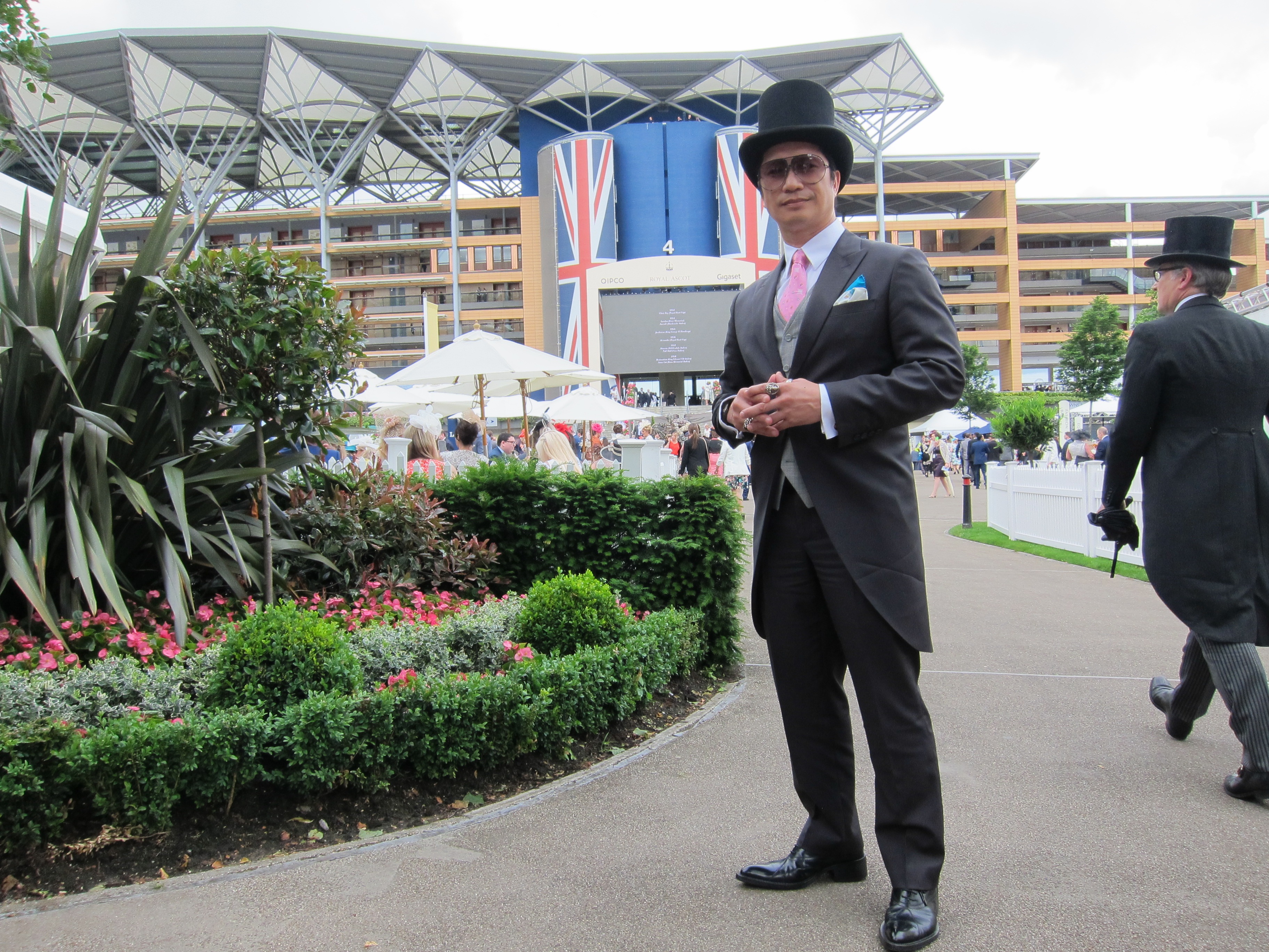 Dustin Nguyễn và Bebe Phạm đã được Ban tổ chức giải đấu mời đến tham dự bằng dạng vé Royal Enclosure, hạng cao cấp nhất.