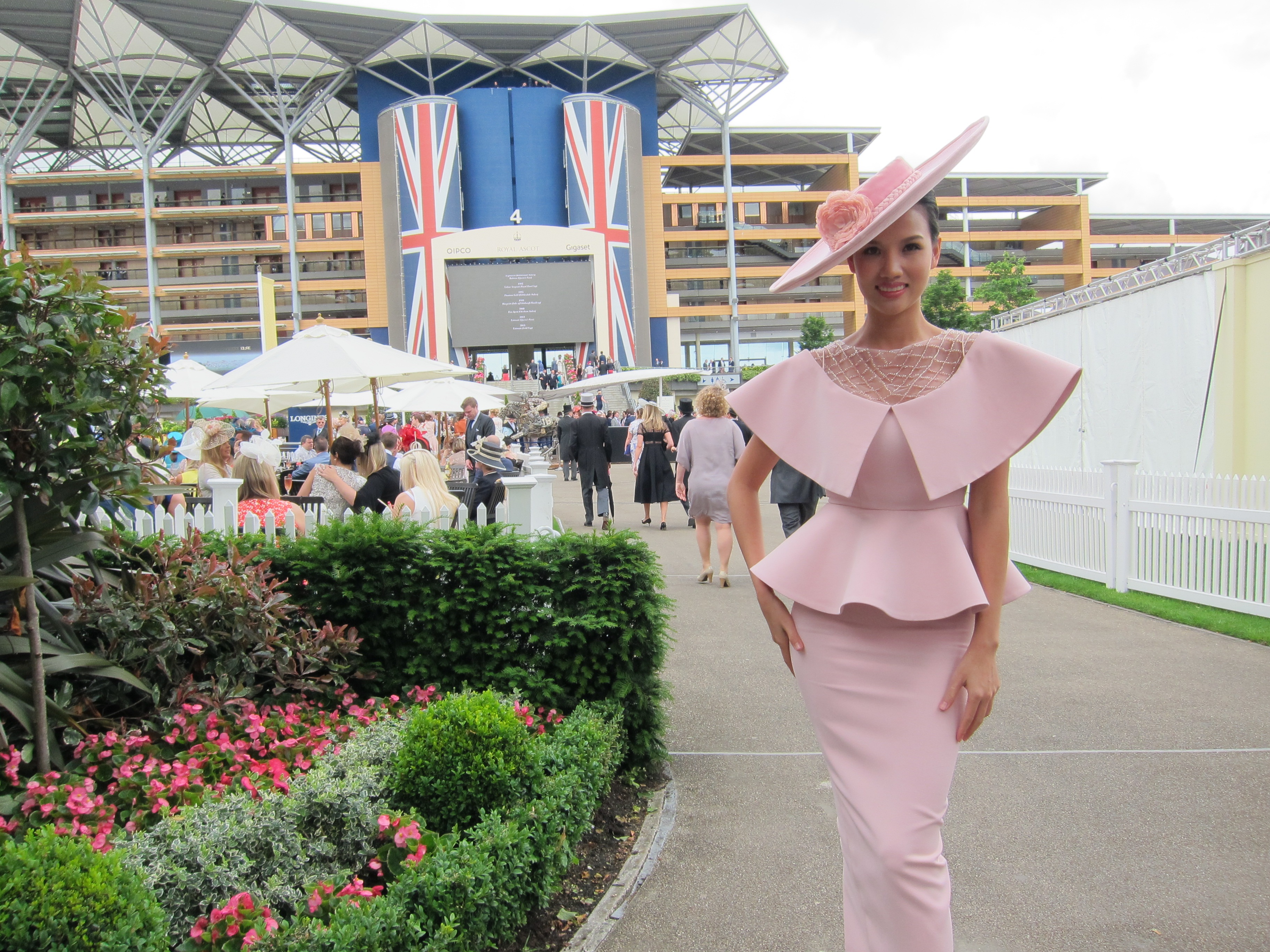 Dustin Nguyễn - Bebe dự đua ngựa mừng sinh nhật nữ hoàng Anh 90 tuổi - 5