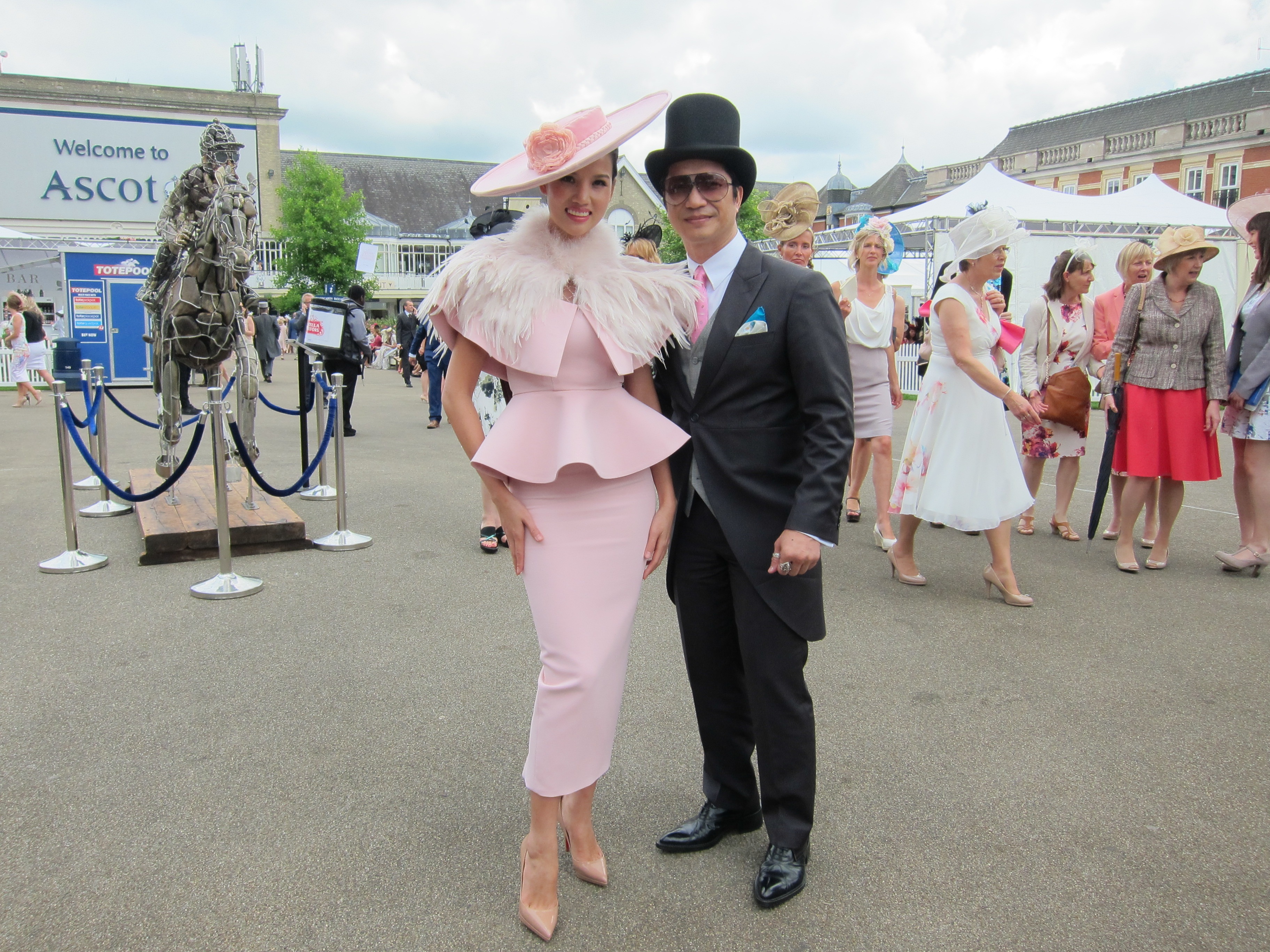 Năm nay giải Royal Ascot được tổ chức rất đặc biệt vì mừng sinh nhật 90 tuổi của nữ hoàng Anh. Ngày 16/6 vừa rồi là giải thi đấu quang trọng nhất của mủa giải năm nay. Có 6 vòng đua, vòng đua quan trọng nhất là vòng Gold Cup do chính nữ hoàng Anh trao giải.