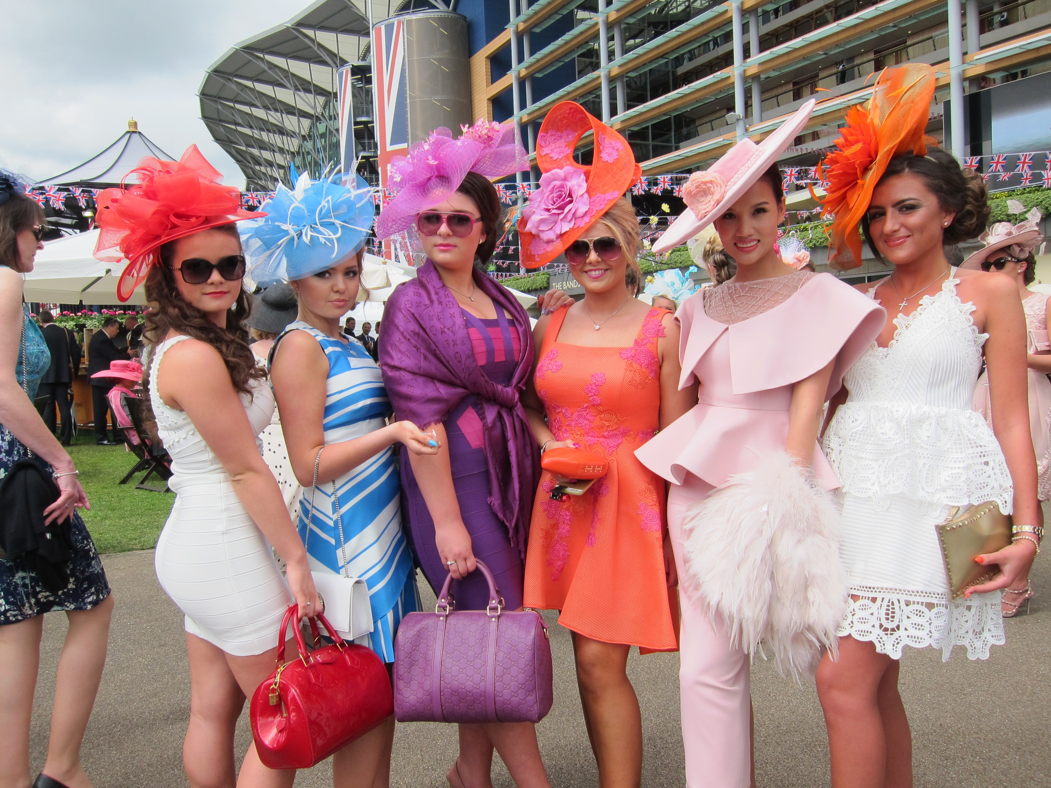 Dustin Nguyễn - Bebe dự đua ngựa mừng sinh nhật nữ hoàng Anh 90 tuổi - 12