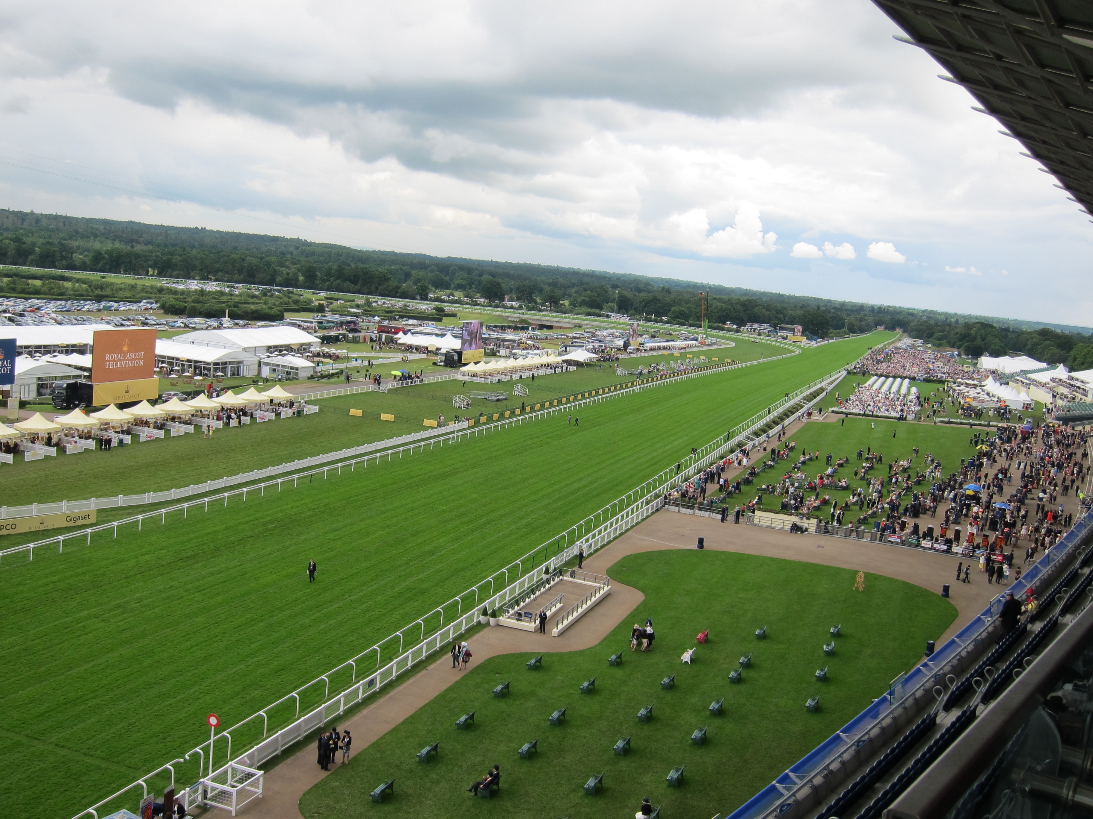 Dustin Nguyễn - Bebe dự đua ngựa mừng sinh nhật nữ hoàng Anh 90 tuổi - 16