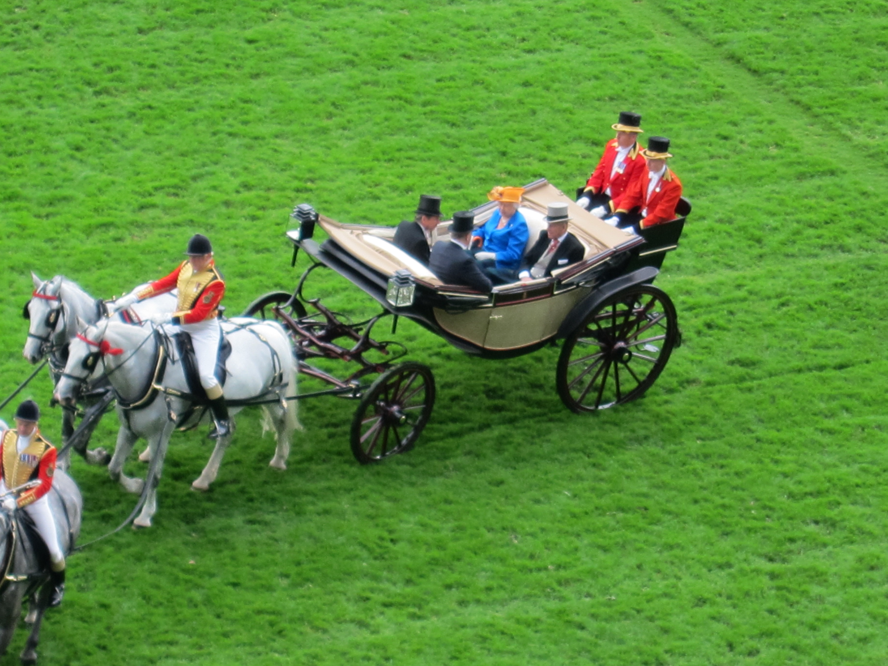 Dustin Nguyễn - Bebe dự đua ngựa mừng sinh nhật nữ hoàng Anh 90 tuổi - 7