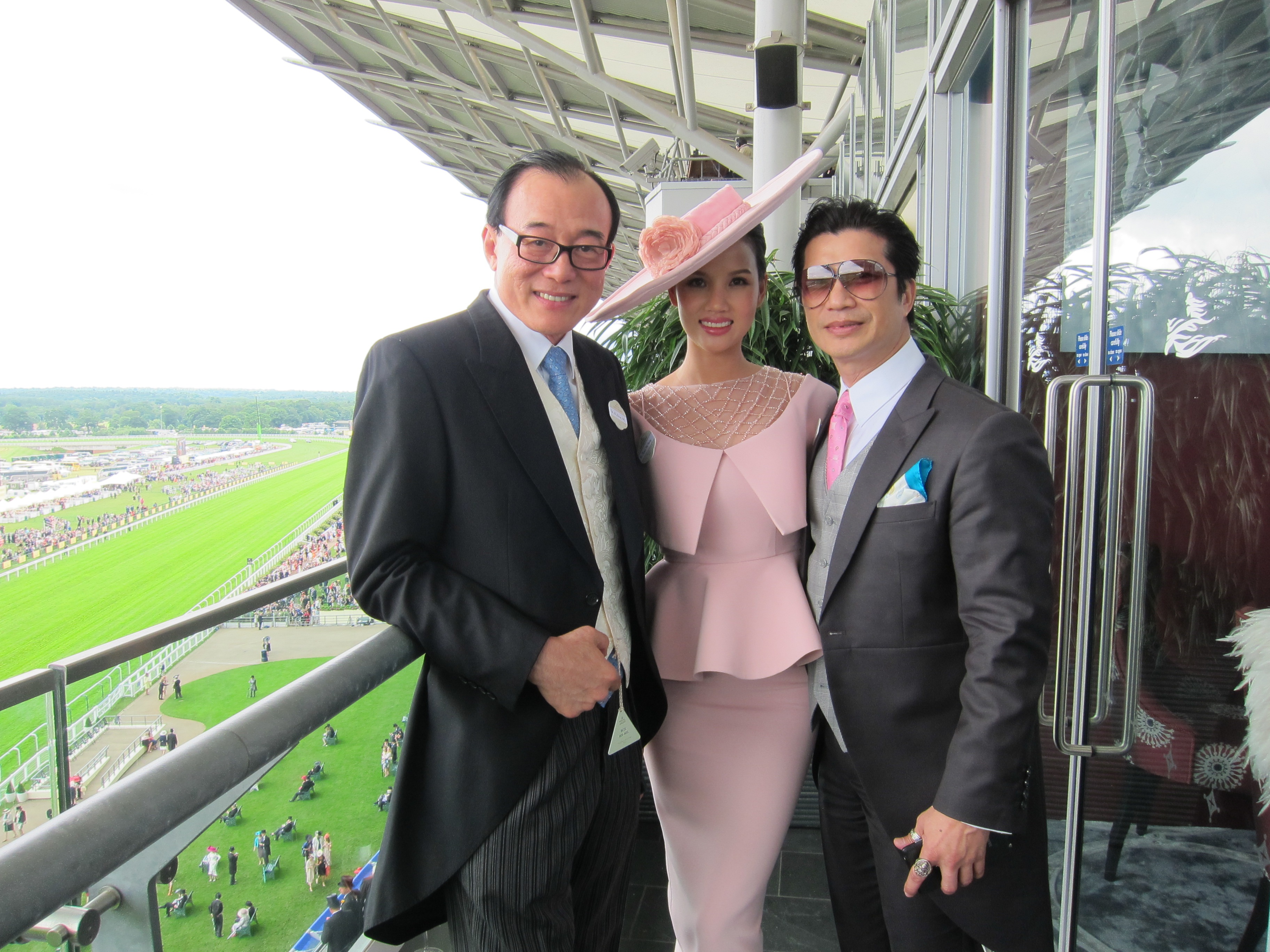 Số lượng người đến gần chỗ nữ hoàng chỉ khoảng 15 người và có khoảng 50 người cận vệ và an ninh vây quanh, không được phép chụp ảnh ở đây.