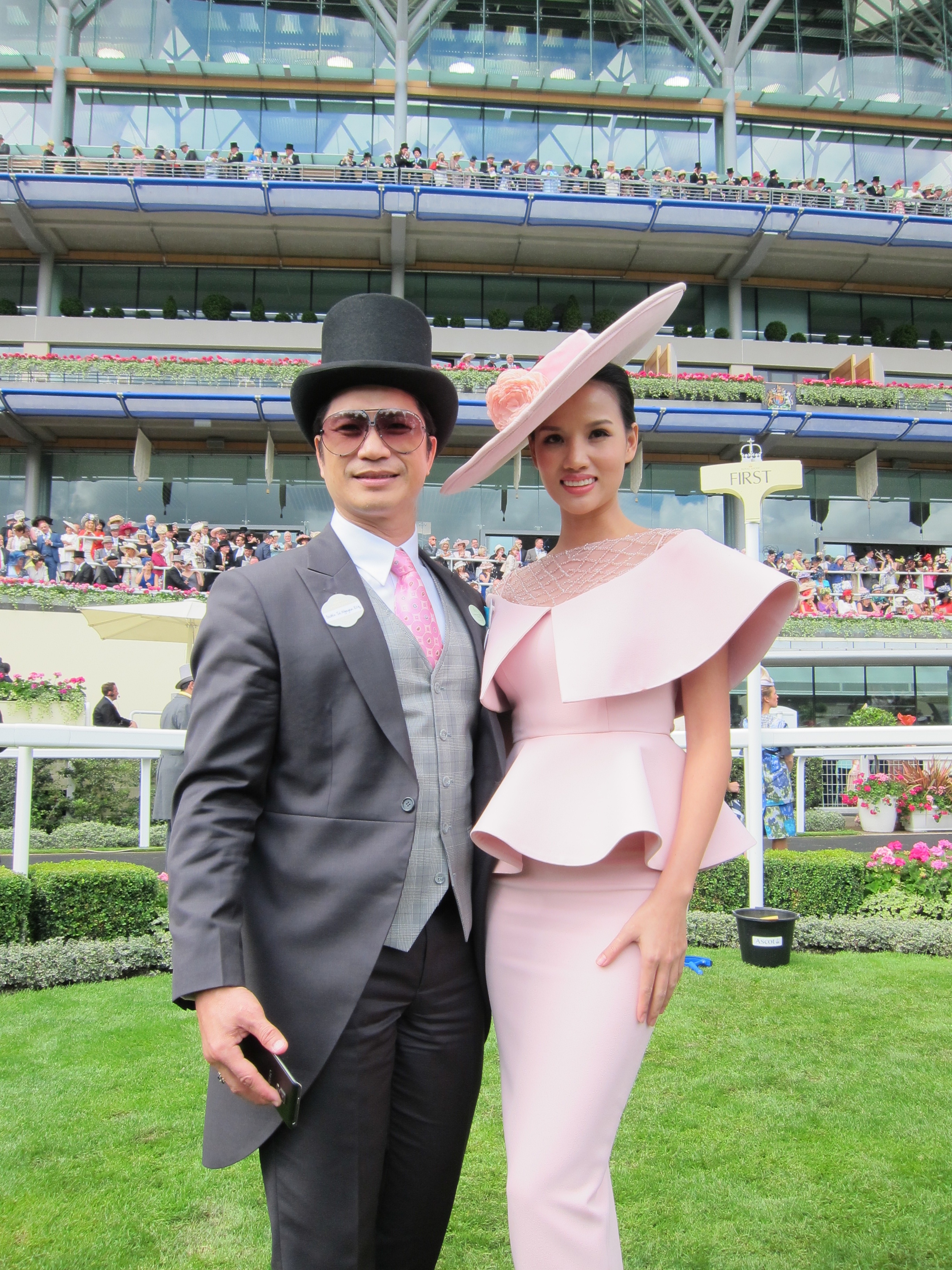 Dustin Nguyễn - Bebe dự đua ngựa mừng sinh nhật nữ hoàng Anh 90 tuổi - 14