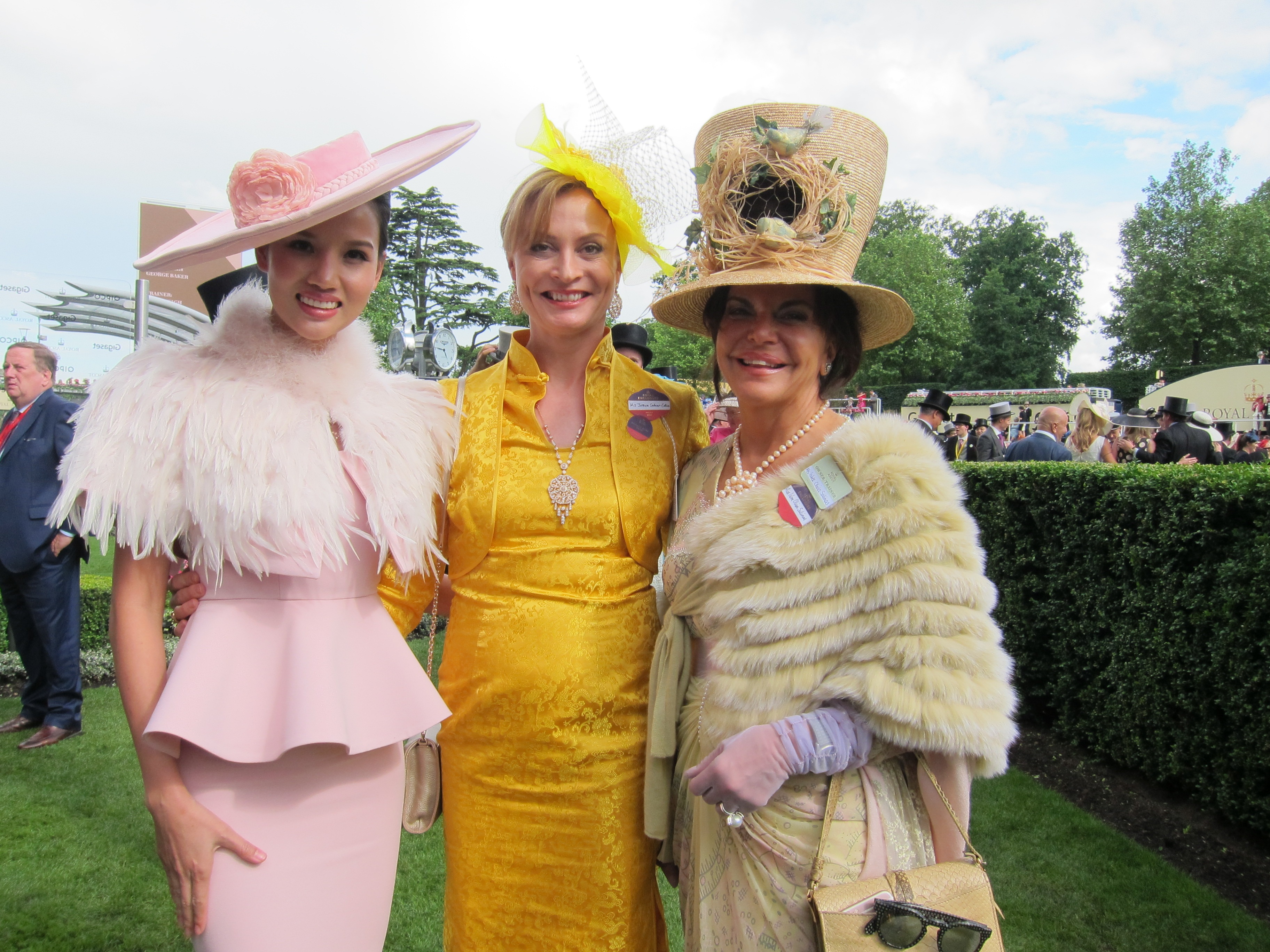 Dustin Nguyễn - Bebe dự đua ngựa mừng sinh nhật nữ hoàng Anh 90 tuổi - 11