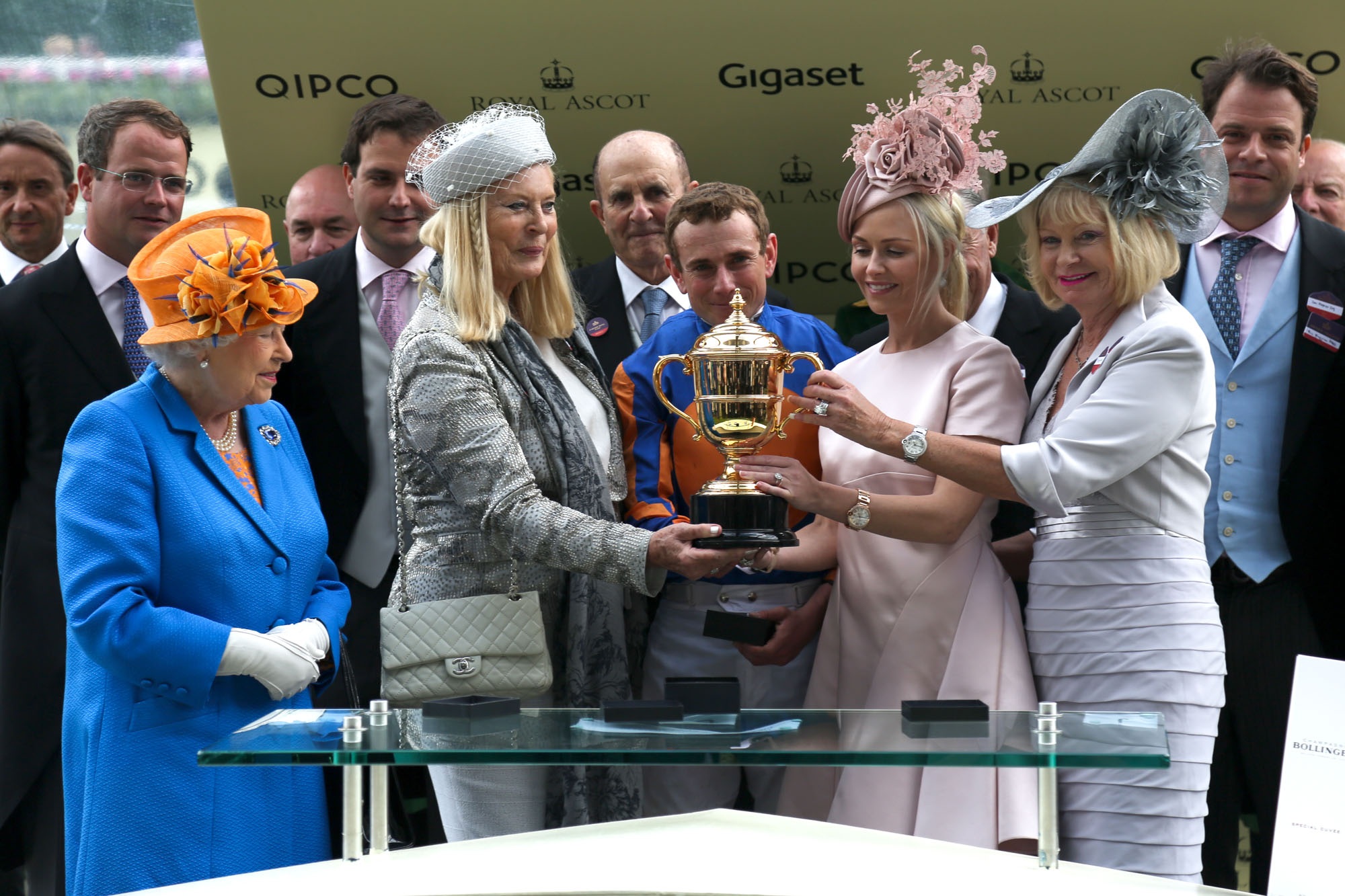 Theo chia sẻ của Bebe Phạm, dù đã 90 tuổi nhưng nữ hoàng Elizabeth có nụ cười rất thân thiên và rất mạnh khoẻ. Đặc biệt, ở tuổi 90 nhưng nữ hoàng Elizabeth có thể đi lại không cần người đỡ. Ảnh đón nữ hoàng Elizabeth ra sân trao giải do Bebe Phạm chụp.