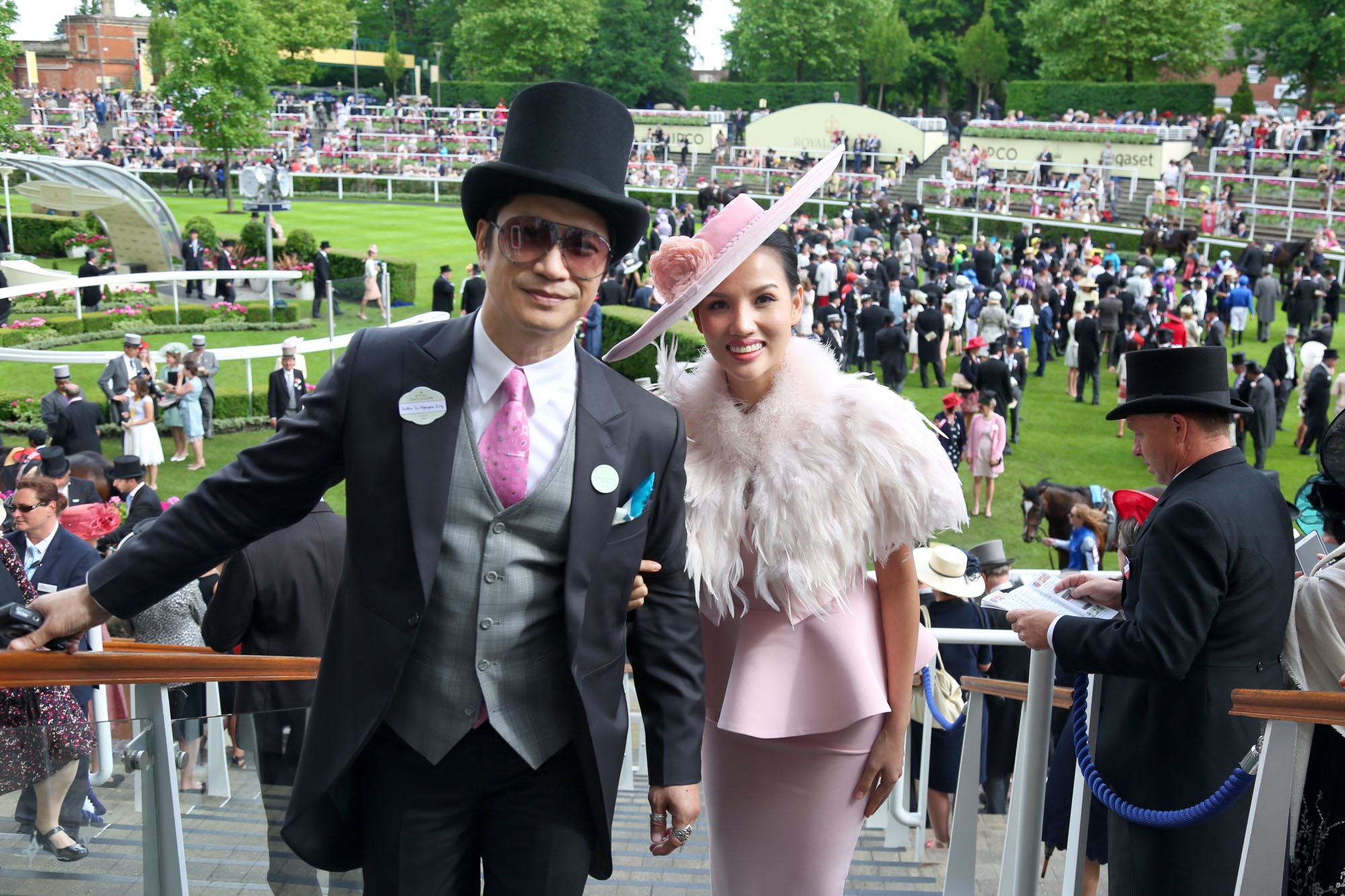 Sự kiện này có khoảng 30.000 người tham dự từ khắp thế giới. “Thật là tuyệt vời khi tất cả 30.000 người đều mặc một dress code, đây là một kỷ niệm đẹp mà Dustin Nguyễn và Bebe sẽ nhớ mãi”, Bebe Phạm chia sẻ.