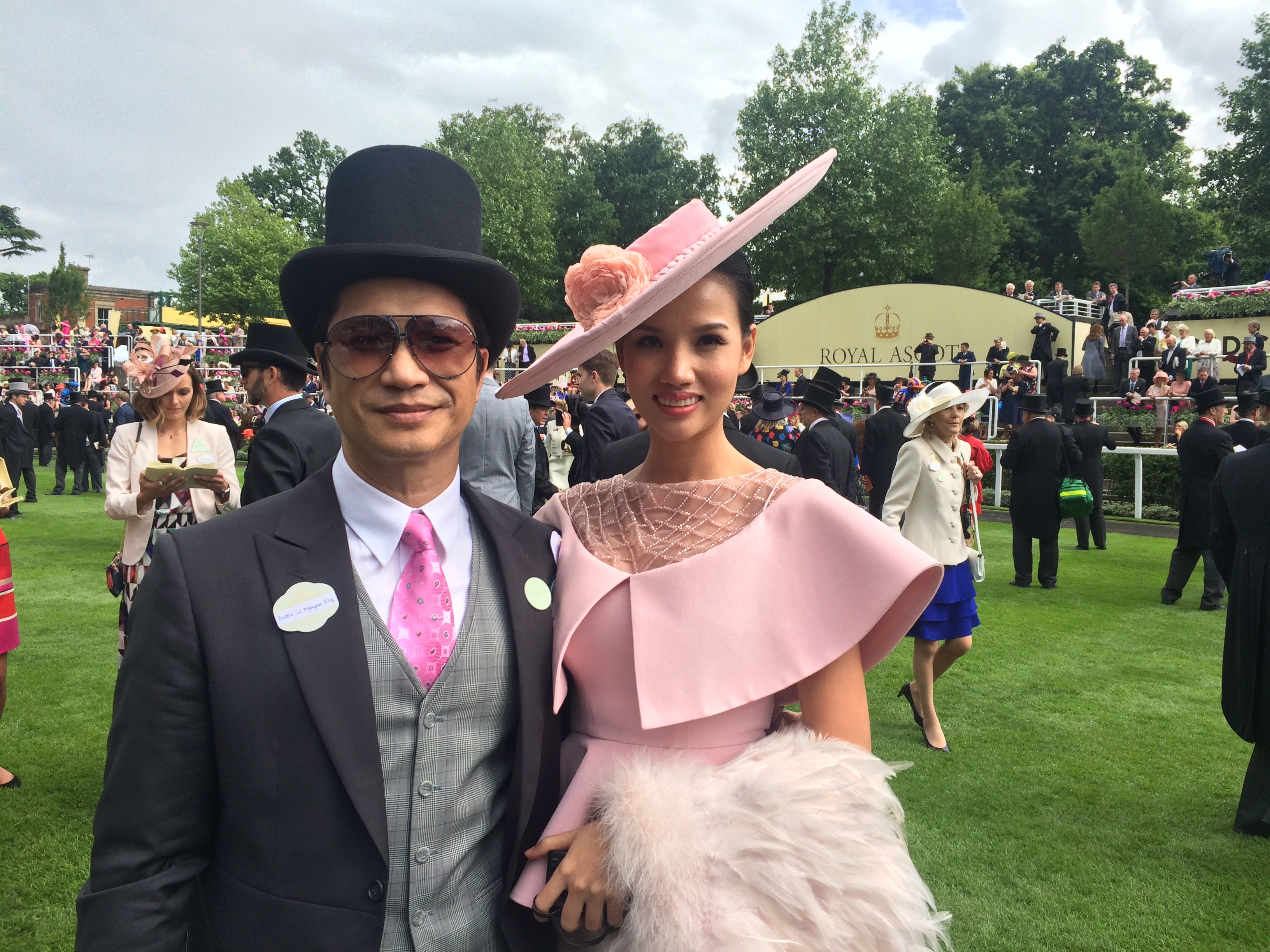 Dustin Nguyễn - Bebe dự đua ngựa mừng sinh nhật nữ hoàng Anh 90 tuổi - 17