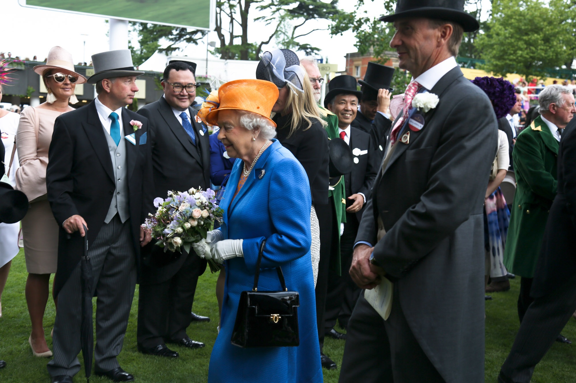 Dustin Nguyễn - Bebe dự đua ngựa mừng sinh nhật nữ hoàng Anh 90 tuổi - 8