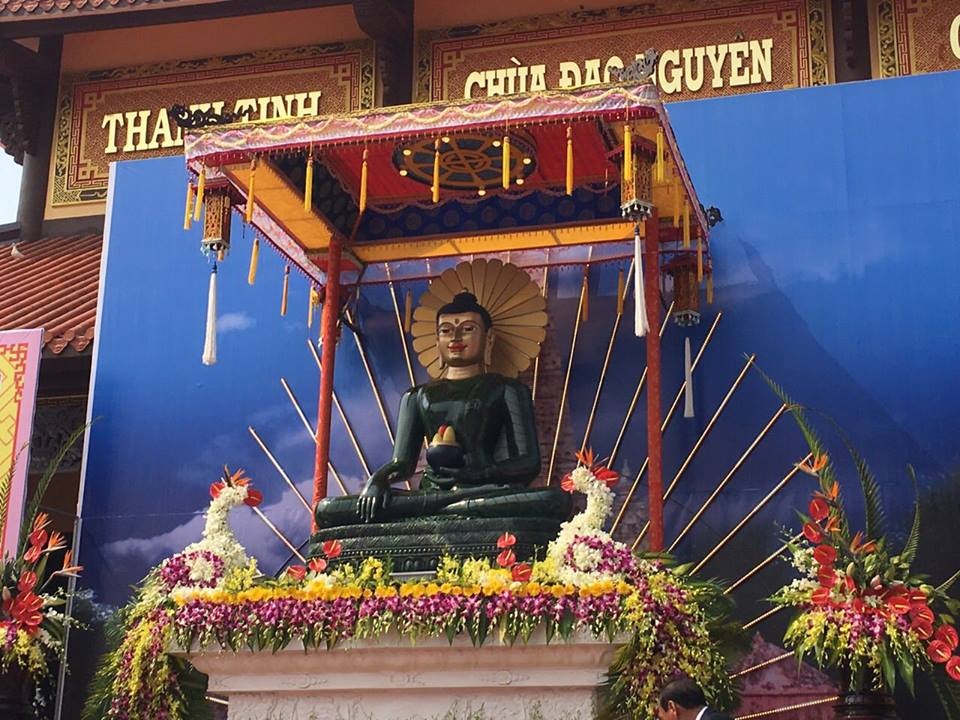 Hà Nội: Chiêm bái tượng Phật ngọc Thế giới tại chùa Yên Phú - 1 Năm 2016, tượng Phật ngọc Hoà bình Thế giới đã đi qua rất nhiều ngôi chùa của Việt Nam. Ảnh: TL.