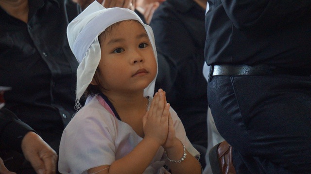 Bài thơ nghẹn ngào thay lời con gái Đại tá Trần Quang Khải của cô gái 18 tuổi - 1 Đôi mắt con trẻ trong đám tang cha khiến bao người phải xót xa, thương cảm... Ảnh: Nguyễn Duy.