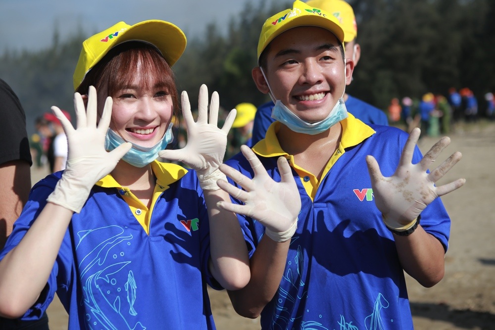 Dàn sao Việt cùng 1000 người dân xuống biển nhặt rác - 13 Phở đặc biệt và bạn gái.
